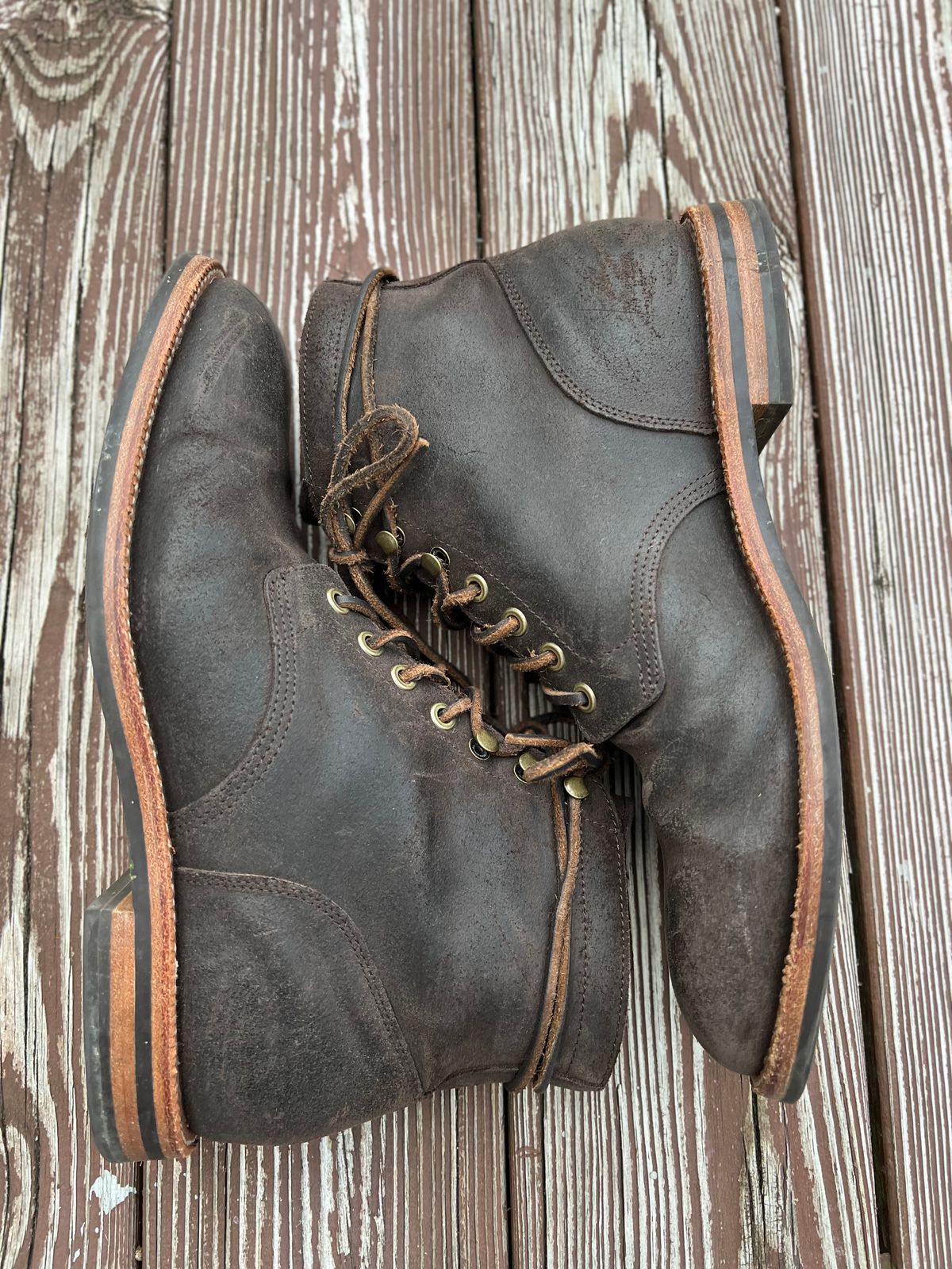 Photo by rjduma on November 2, 2022 of the Grant Stone Diesel Boot in C.F. Stead Earth Waxy Commander Suede.