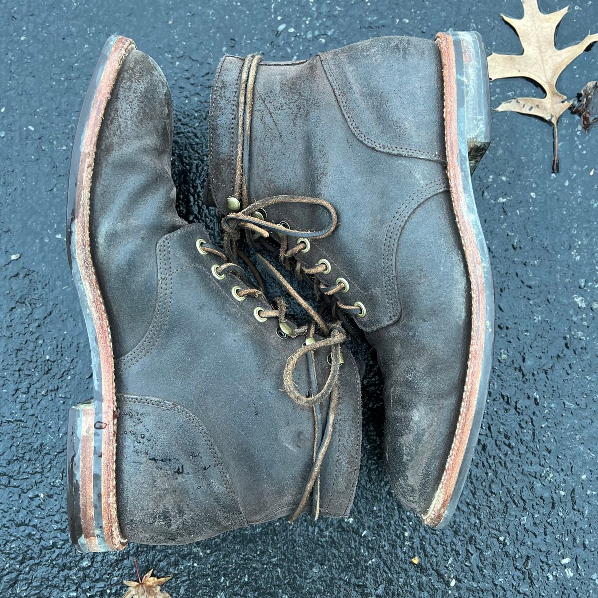 Photo by rjduma on December 3, 2022 of the Grant Stone Diesel Boot in C.F. Stead Earth Waxy Commander Suede.