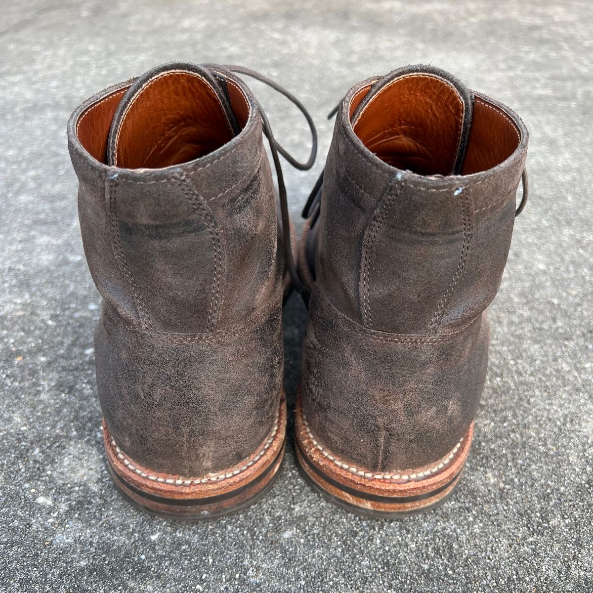 Photo by rjduma on January 2, 2023 of the Grant Stone Diesel Boot in C.F. Stead Earth Waxy Commander Suede.
