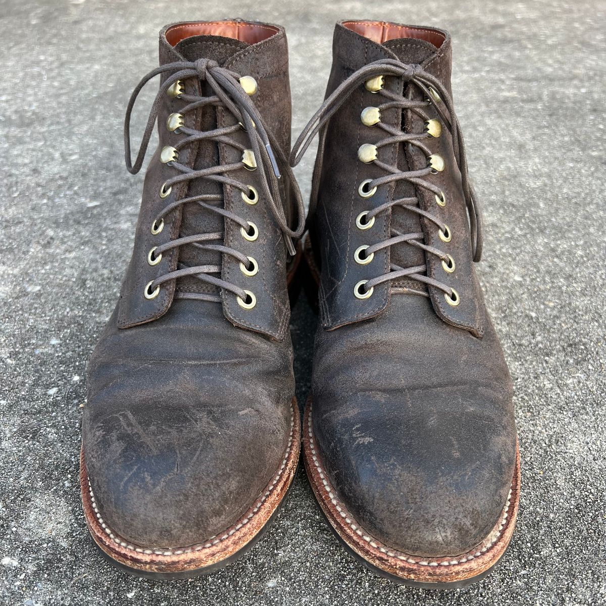 Photo by rjduma on January 2, 2023 of the Grant Stone Diesel Boot in C.F. Stead Earth Waxy Commander Suede.