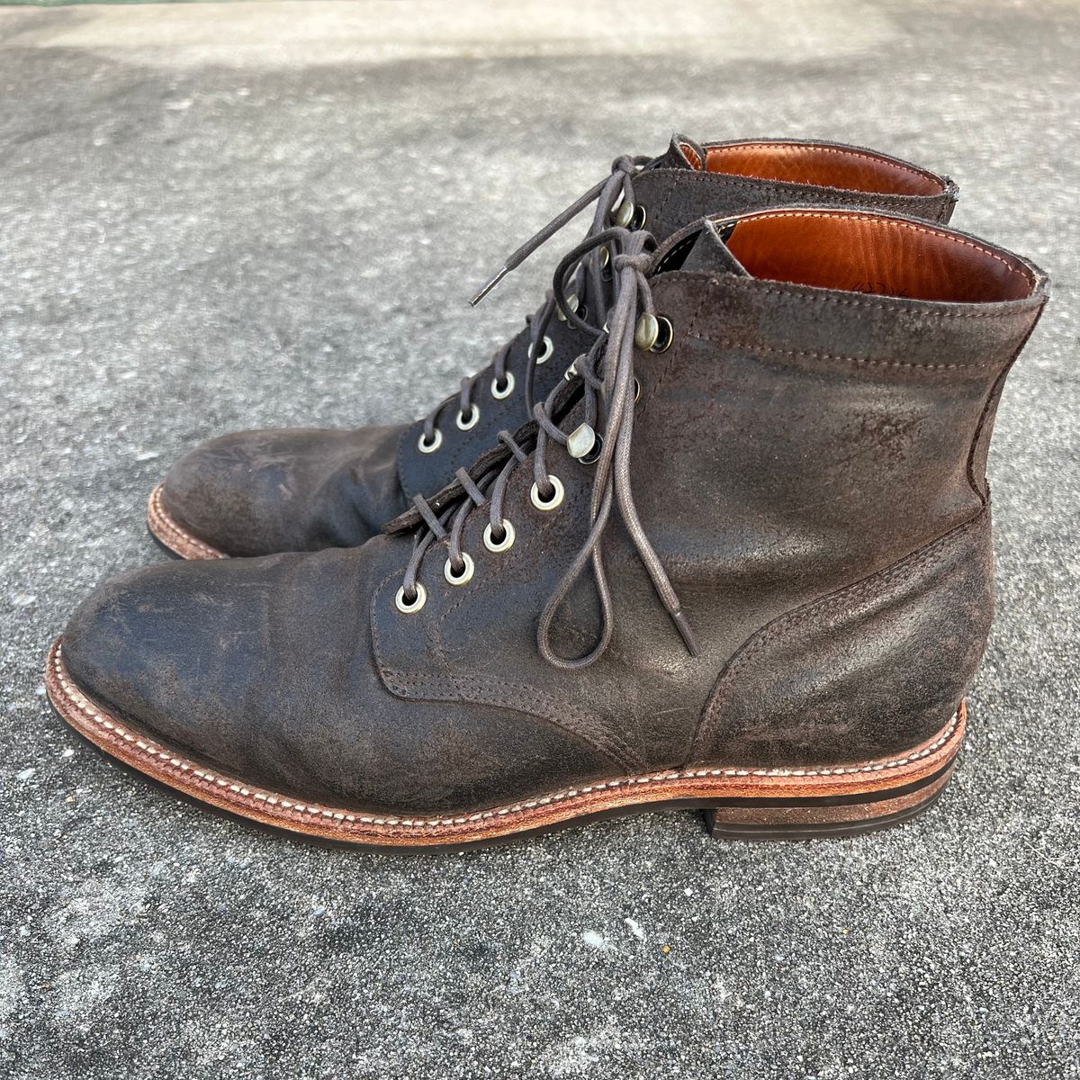 Photo by rjduma on January 2, 2023 of the Grant Stone Diesel Boot in C.F. Stead Earth Waxy Commander Suede.