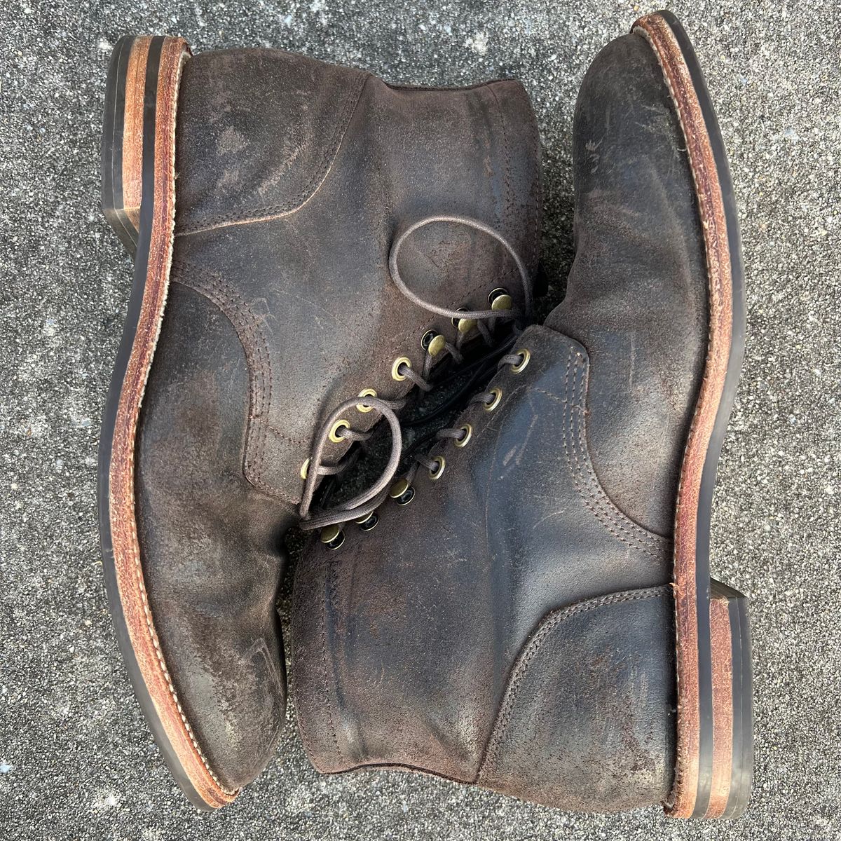Photo by rjduma on January 2, 2023 of the Grant Stone Diesel Boot in C.F. Stead Earth Waxy Commander Suede.