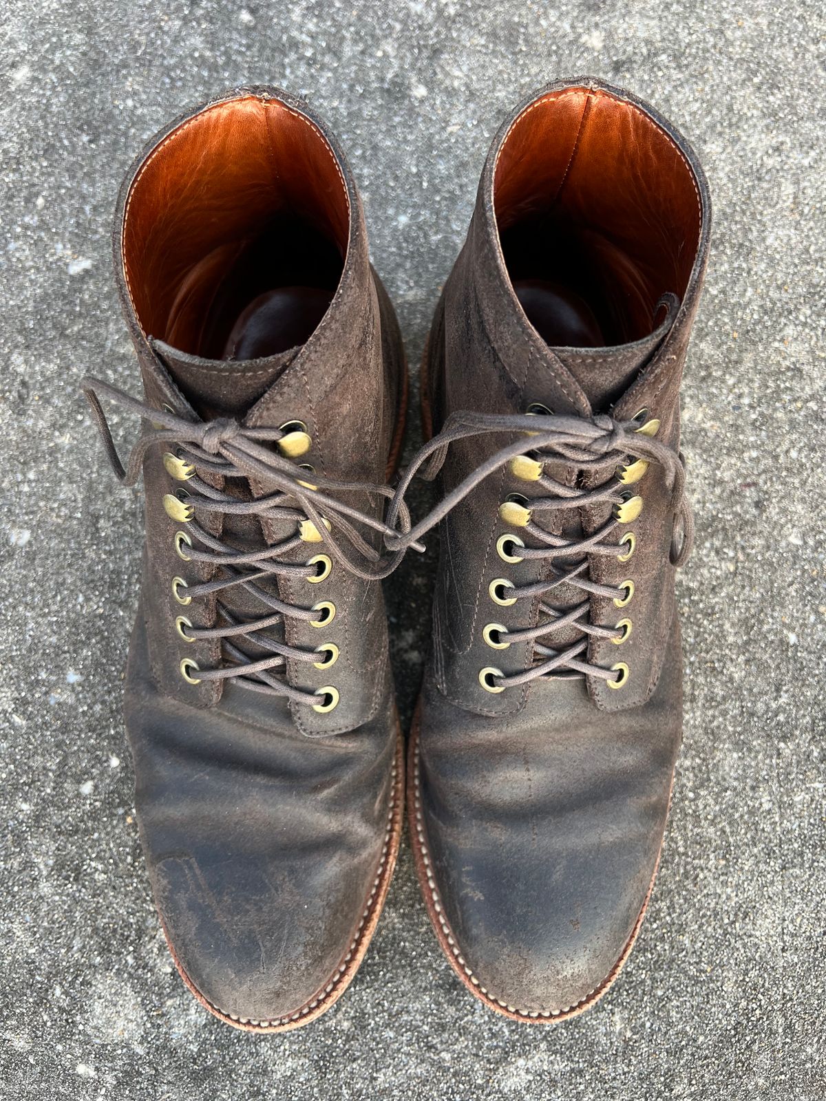 Photo by rjduma on January 2, 2023 of the Grant Stone Diesel Boot in C.F. Stead Earth Waxy Commander Suede.