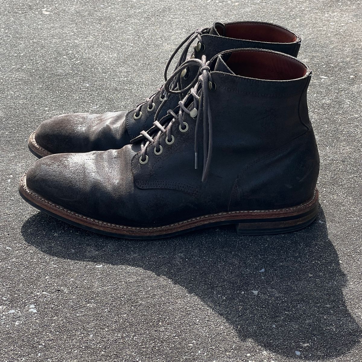 Photo by rjduma on February 5, 2023 of the Grant Stone Diesel Boot in C.F. Stead Earth Waxy Commander Suede.