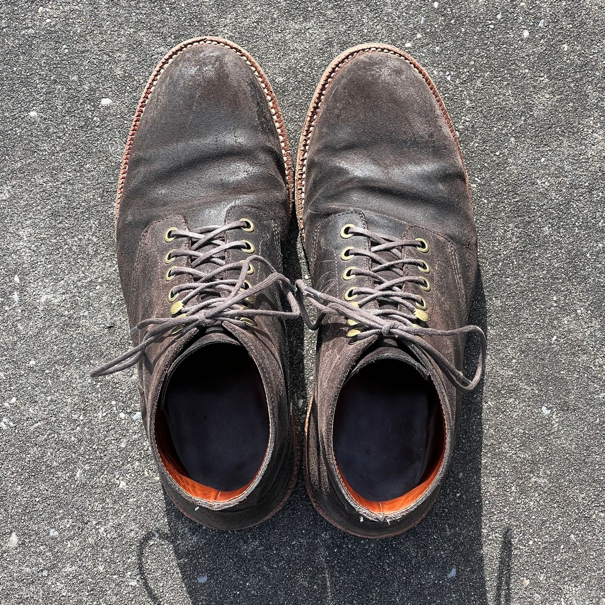 Photo by rjduma on February 5, 2023 of the Grant Stone Diesel Boot in C.F. Stead Earth Waxy Commander Suede.