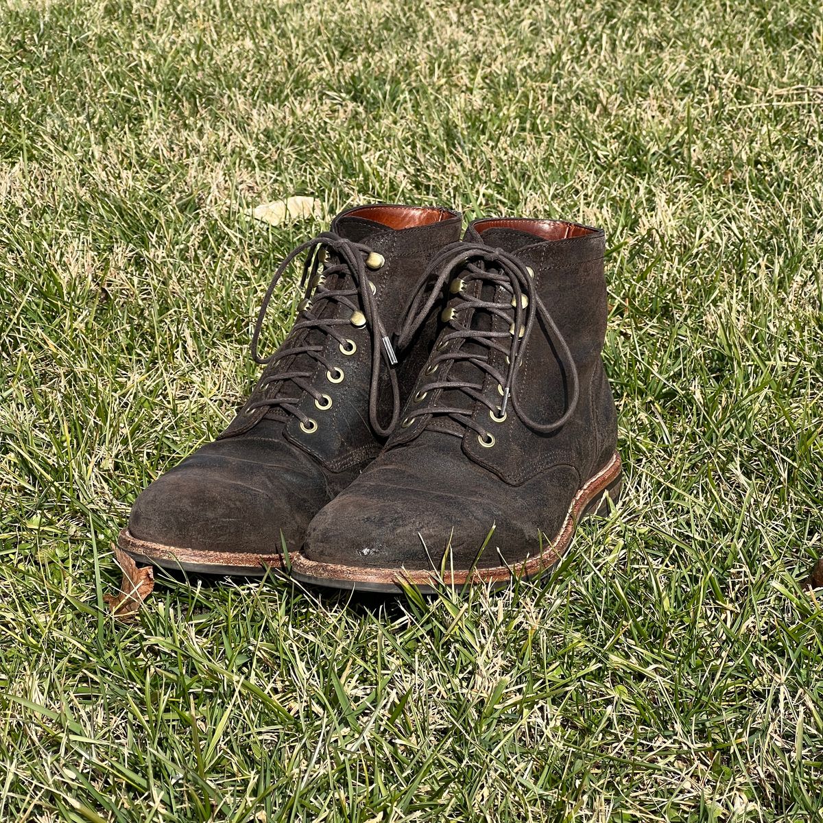 Photo by rjduma on February 5, 2023 of the Grant Stone Diesel Boot in C.F. Stead Earth Waxy Commander Suede.