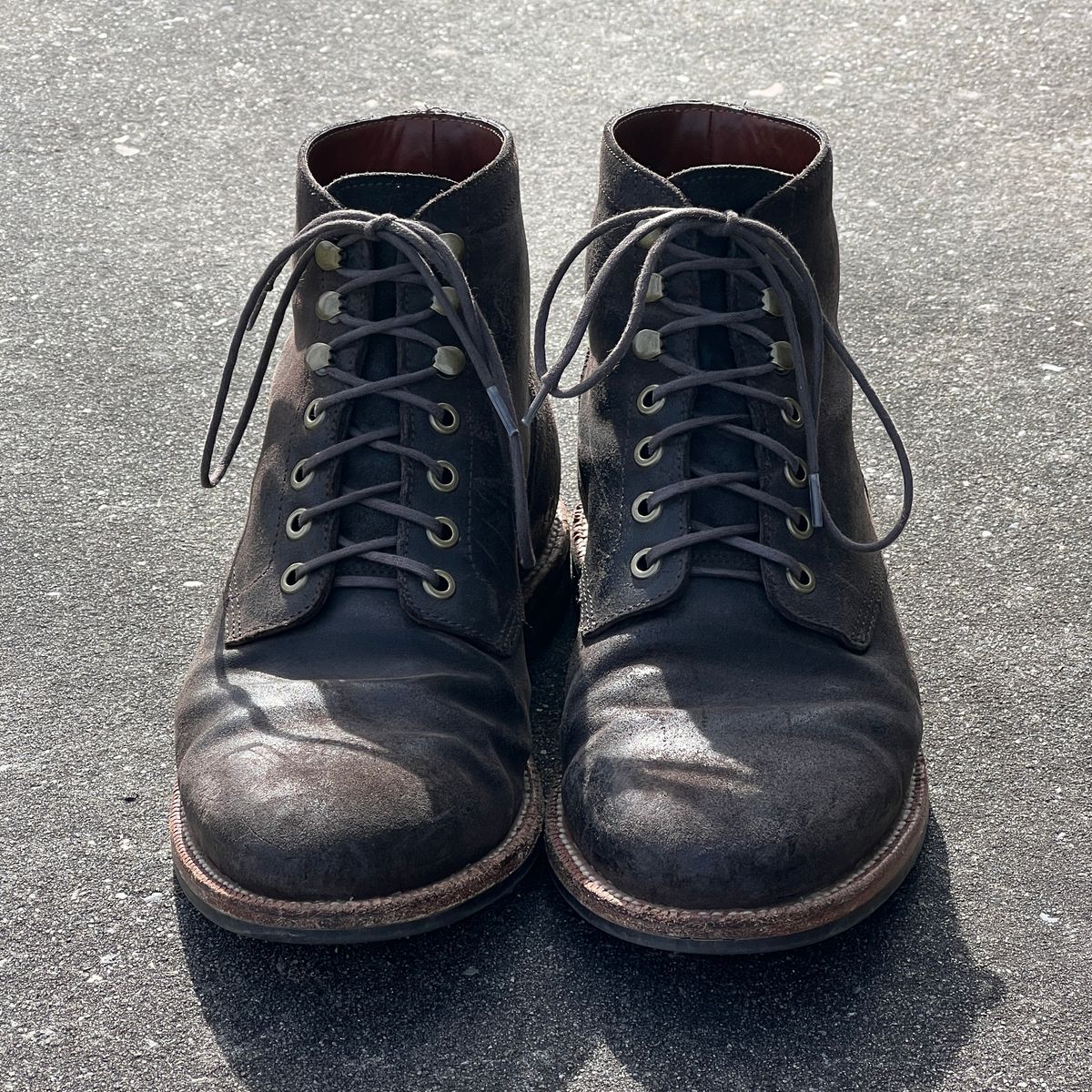 Photo by rjduma on February 5, 2023 of the Grant Stone Diesel Boot in C.F. Stead Earth Waxy Commander Suede.