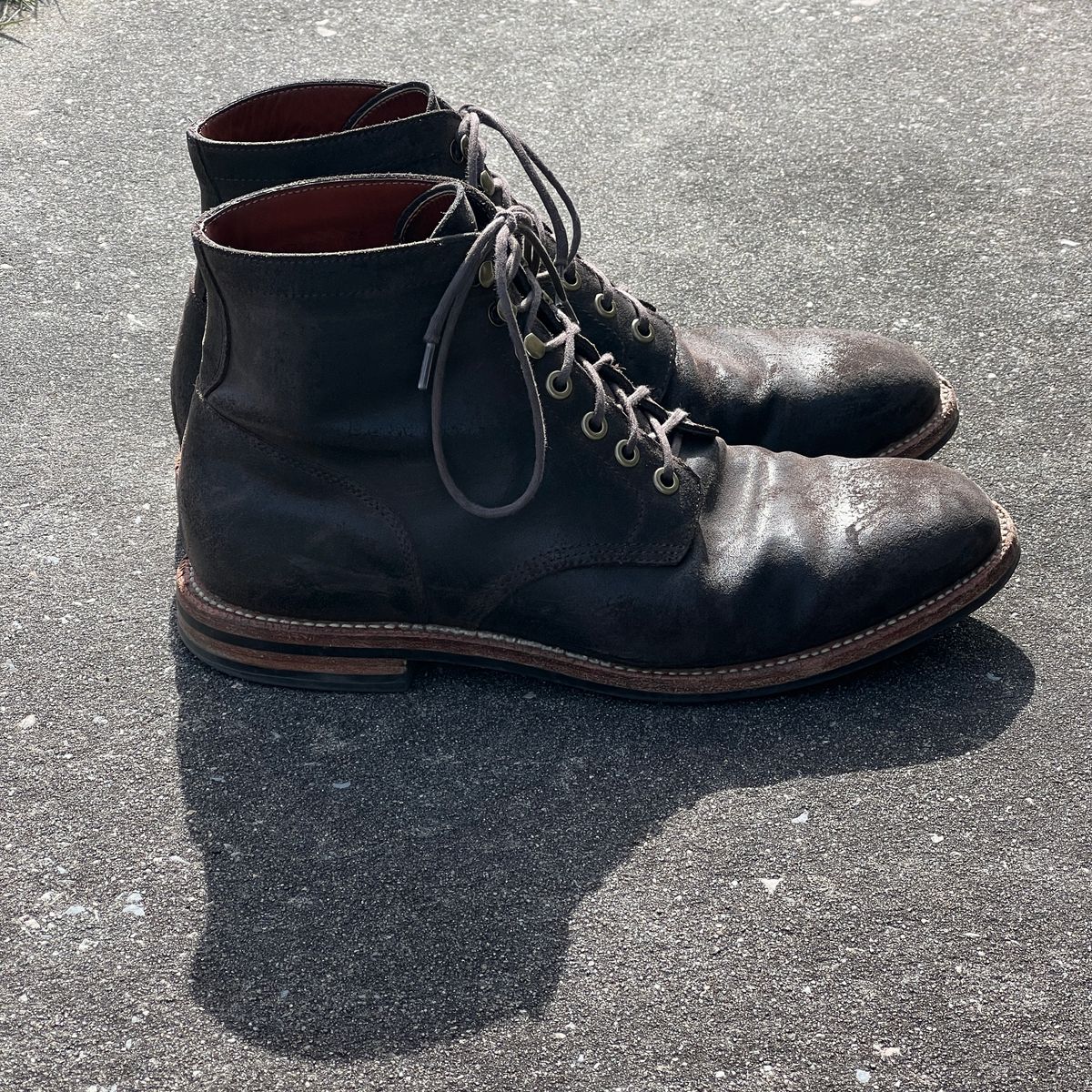Photo by rjduma on February 5, 2023 of the Grant Stone Diesel Boot in C.F. Stead Earth Waxy Commander Suede.