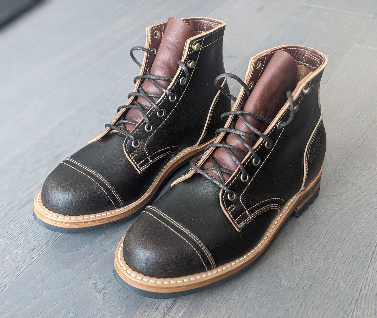 Photo by vpaladino on October 28, 2022 of the Truman Unlisted Model in Horween Java Waxed Flesh.