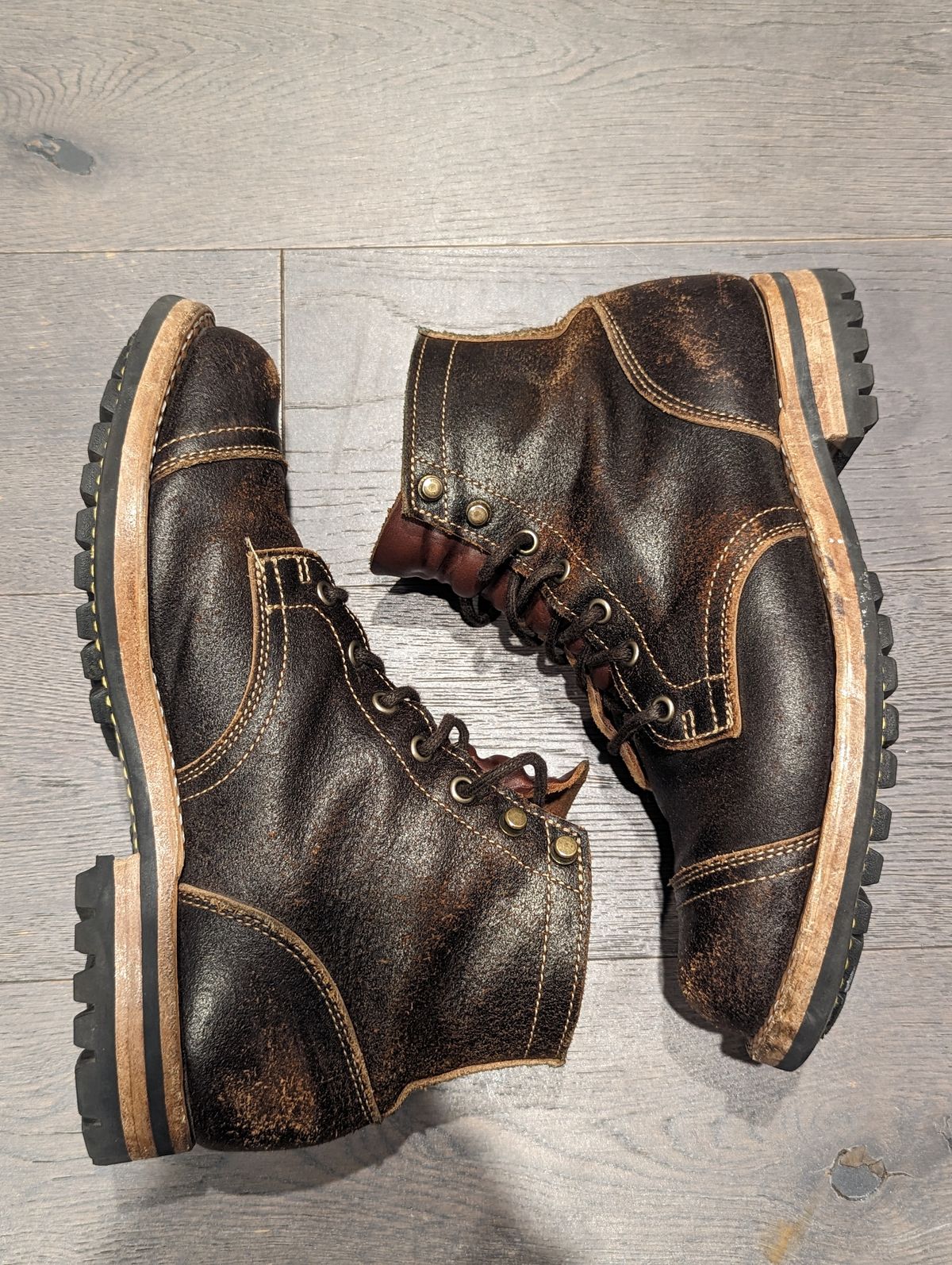Photo by vpaladino on January 5, 2023 of the Truman Unlisted Model in Horween Java Waxed Flesh.