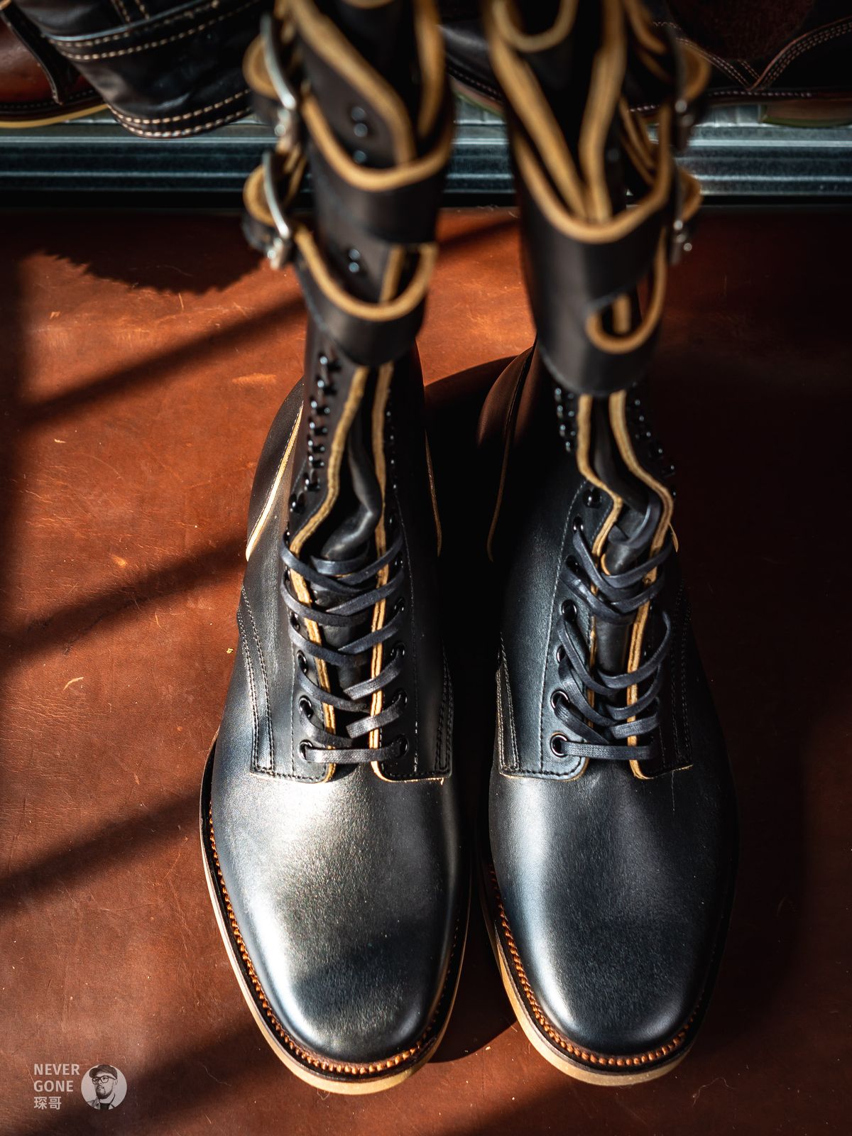 Photo by NeverGoneCG on October 8, 2024 of the Clinch x Black Sign Transcontinental in Degermann Black Gustave Cowhide.