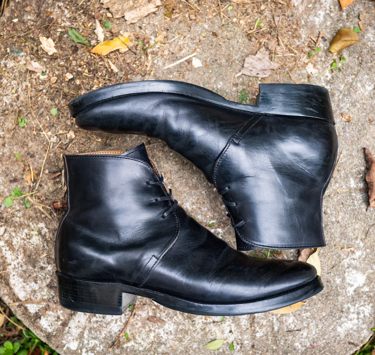 Photo by NeverGoneCG on January 1, 2023 of the XBXS George Boots in Guidi Black Horsehide.