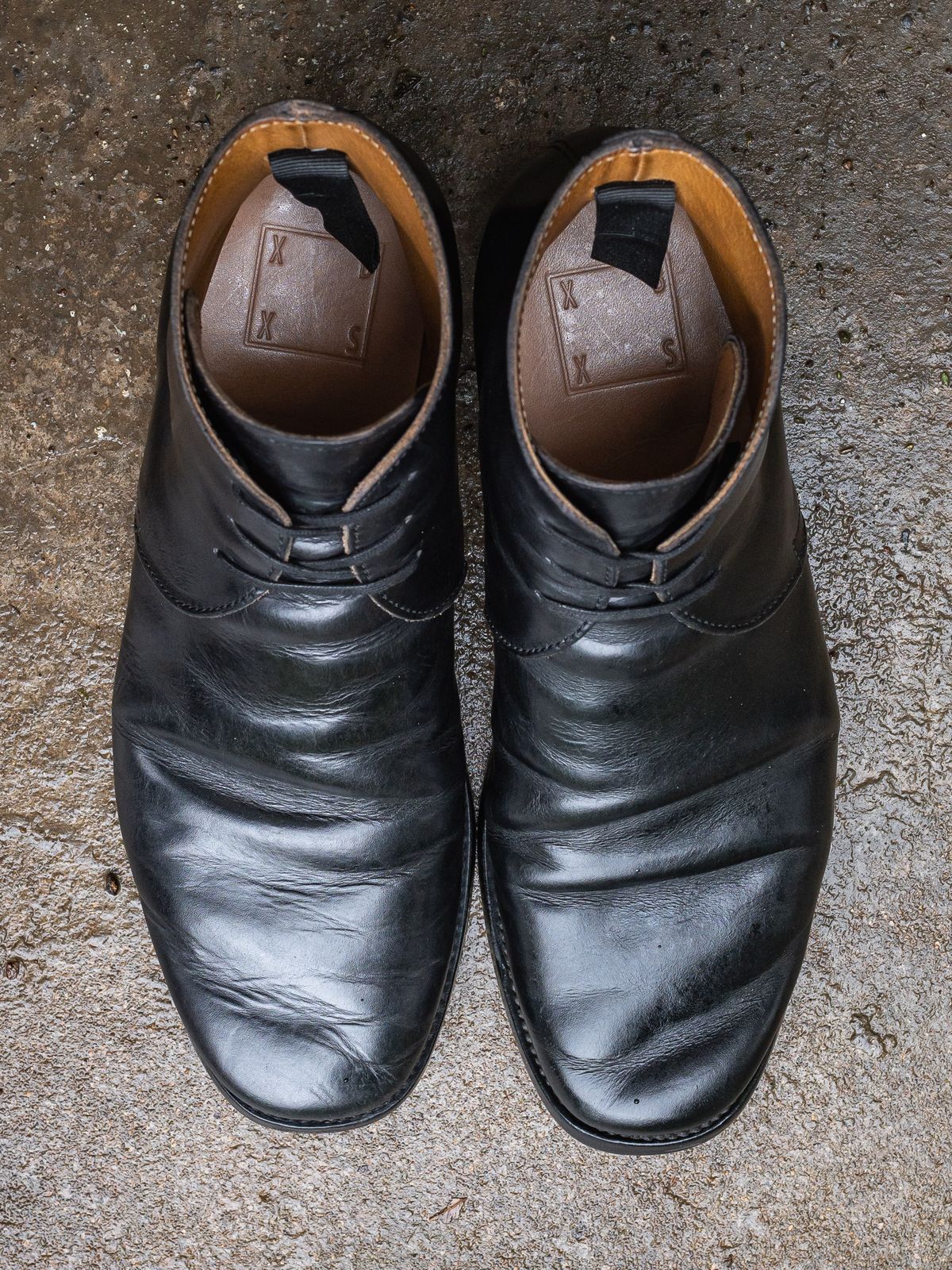 Photo by NeverGoneCG on April 3, 2023 of the XBXS George Boots in Guidi Black Horsehide.
