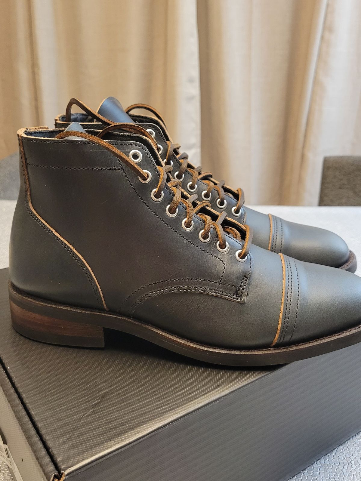 Photo by cherninHVAC on September 28, 2022 of the Thursday Vanguard in Horween Indigo Chromexcel.