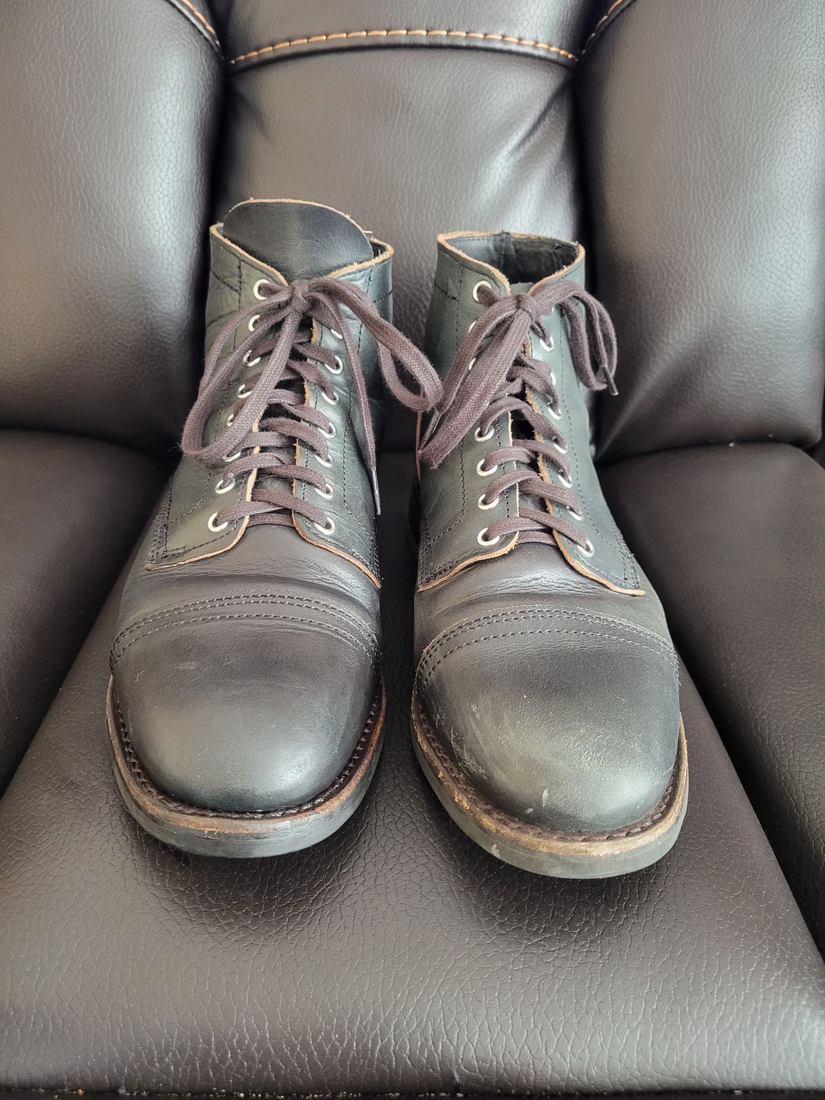 Photo by cherninHVAC on December 5, 2022 of the Thursday Vanguard in Horween Indigo Chromexcel.