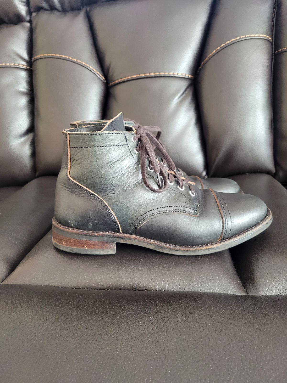 Photo by cherninHVAC on December 5, 2022 of the Thursday Vanguard in Horween Indigo Chromexcel.