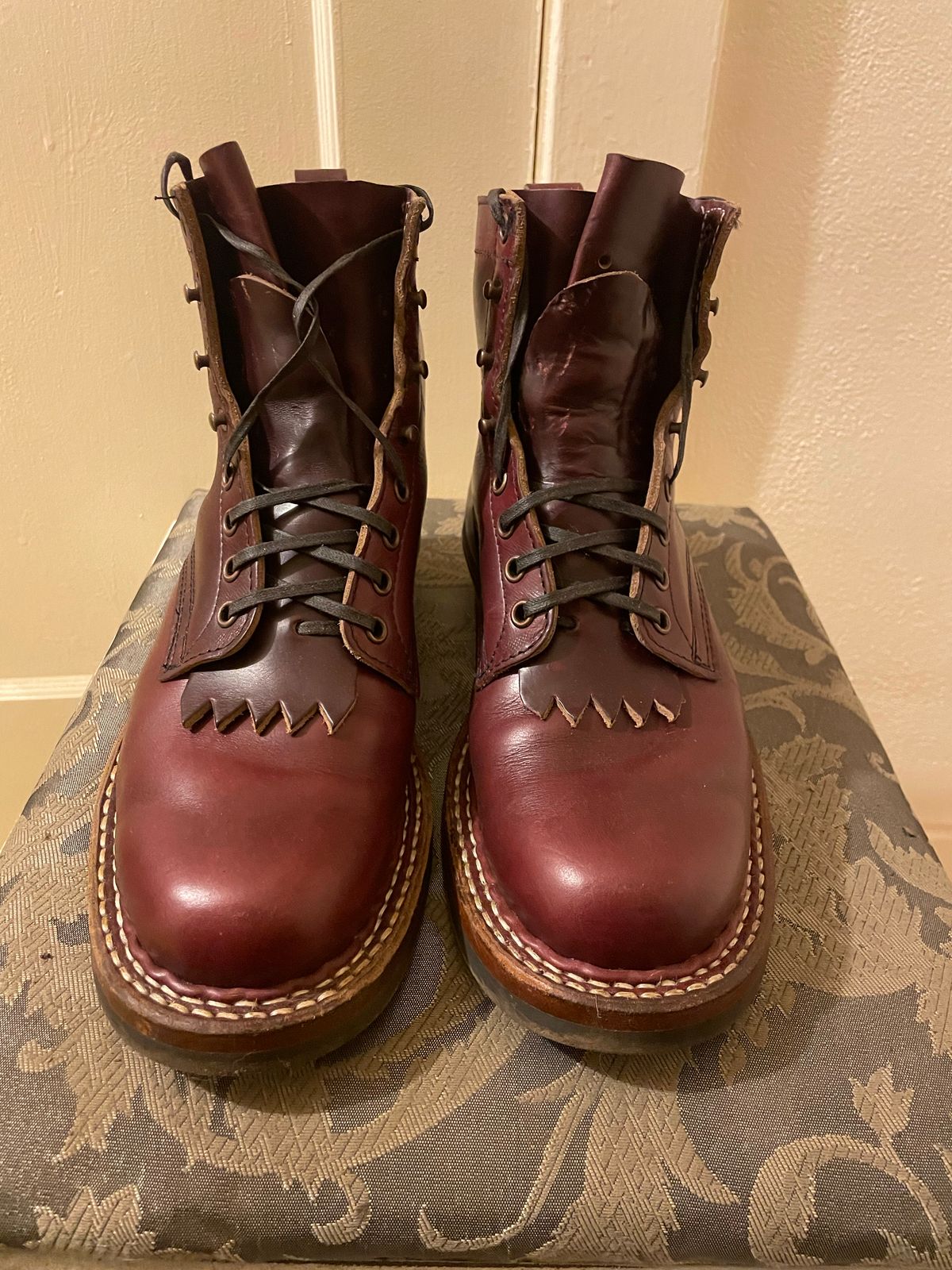 Photo by Willthebootguy on October 1, 2022 of the White's 350 Cruiser in Horween Burgundy Chromexcel.
