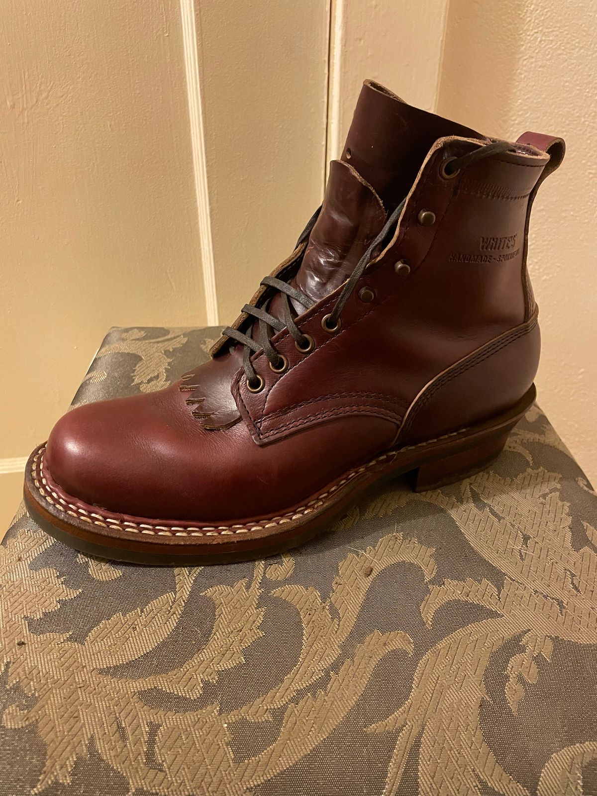 Photo by Willthebootguy on October 1, 2022 of the White's 350 Cruiser in Horween Burgundy Chromexcel.