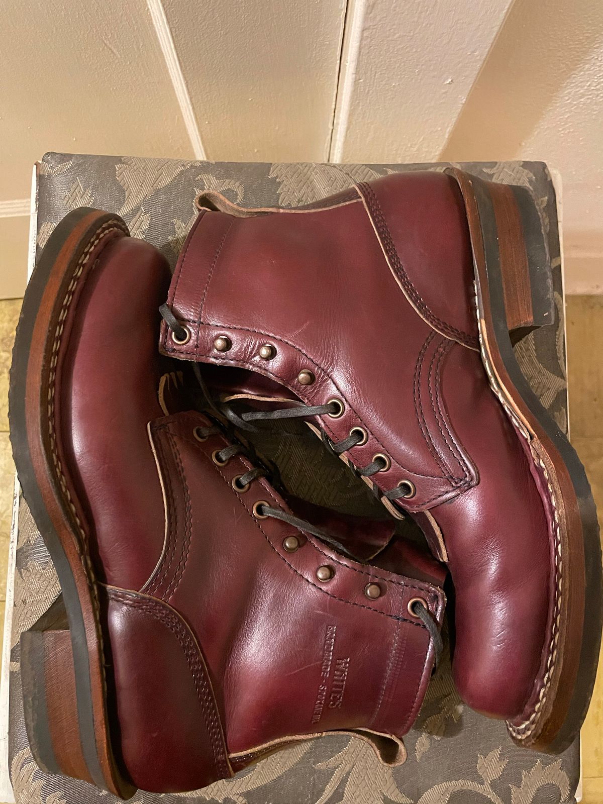 Photo by Willthebootguy on October 1, 2022 of the White's 350 Cruiser in Horween Burgundy Chromexcel.