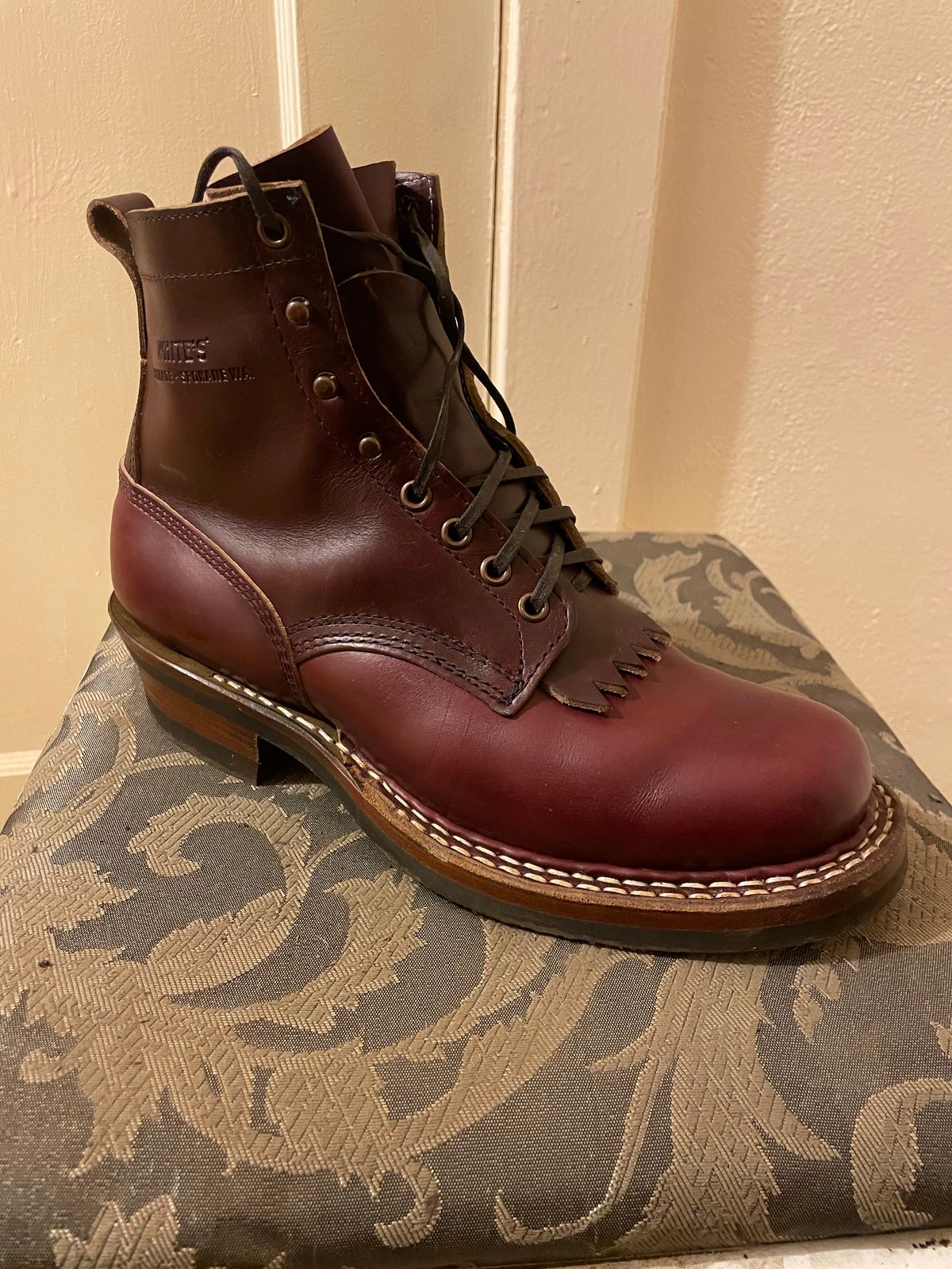 Photo by Willthebootguy on October 1, 2022 of the White's 350 Cruiser in Horween Burgundy Chromexcel.