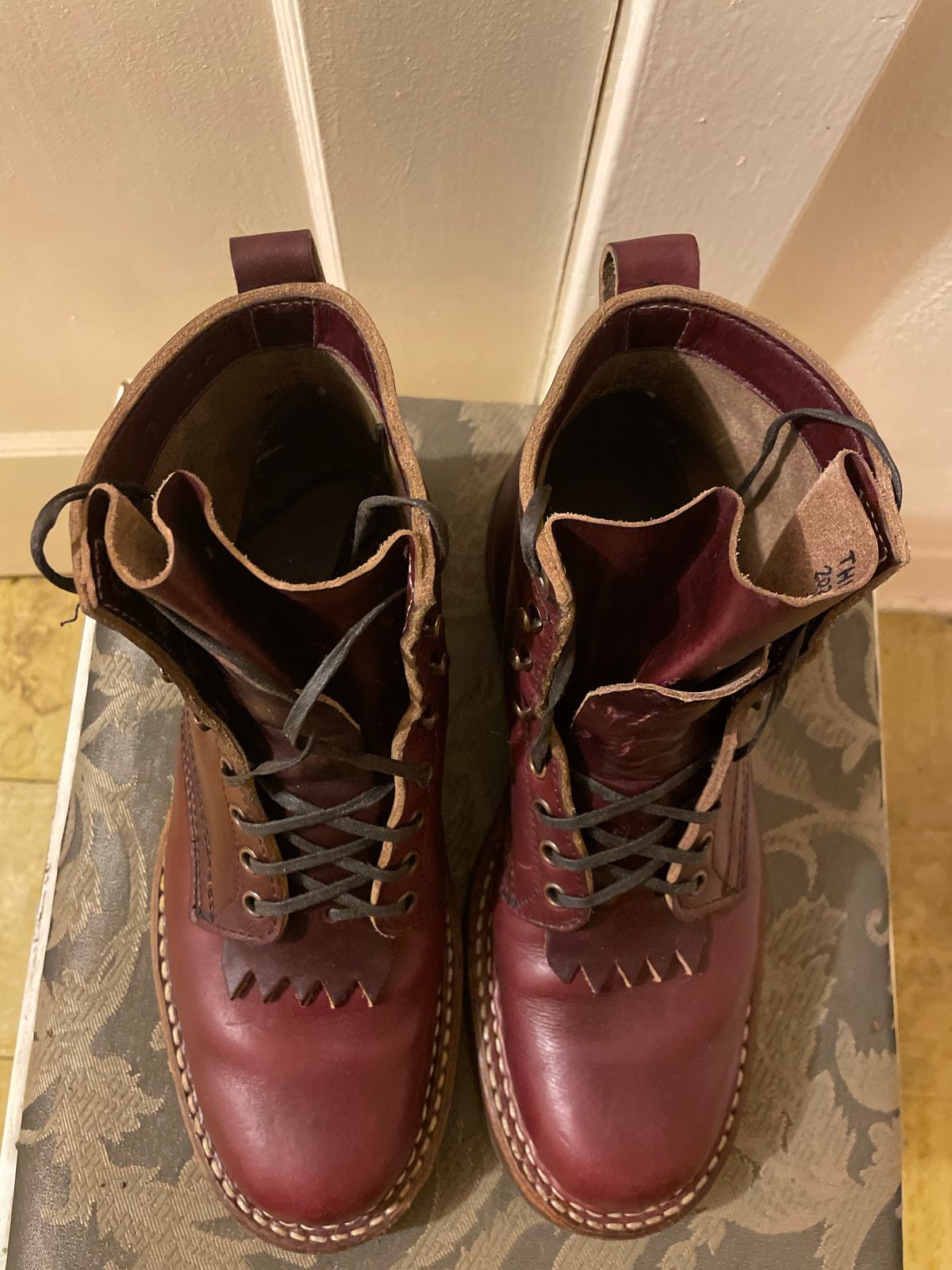 Photo by Willthebootguy on October 1, 2022 of the White's 350 Cruiser in Horween Burgundy Chromexcel.