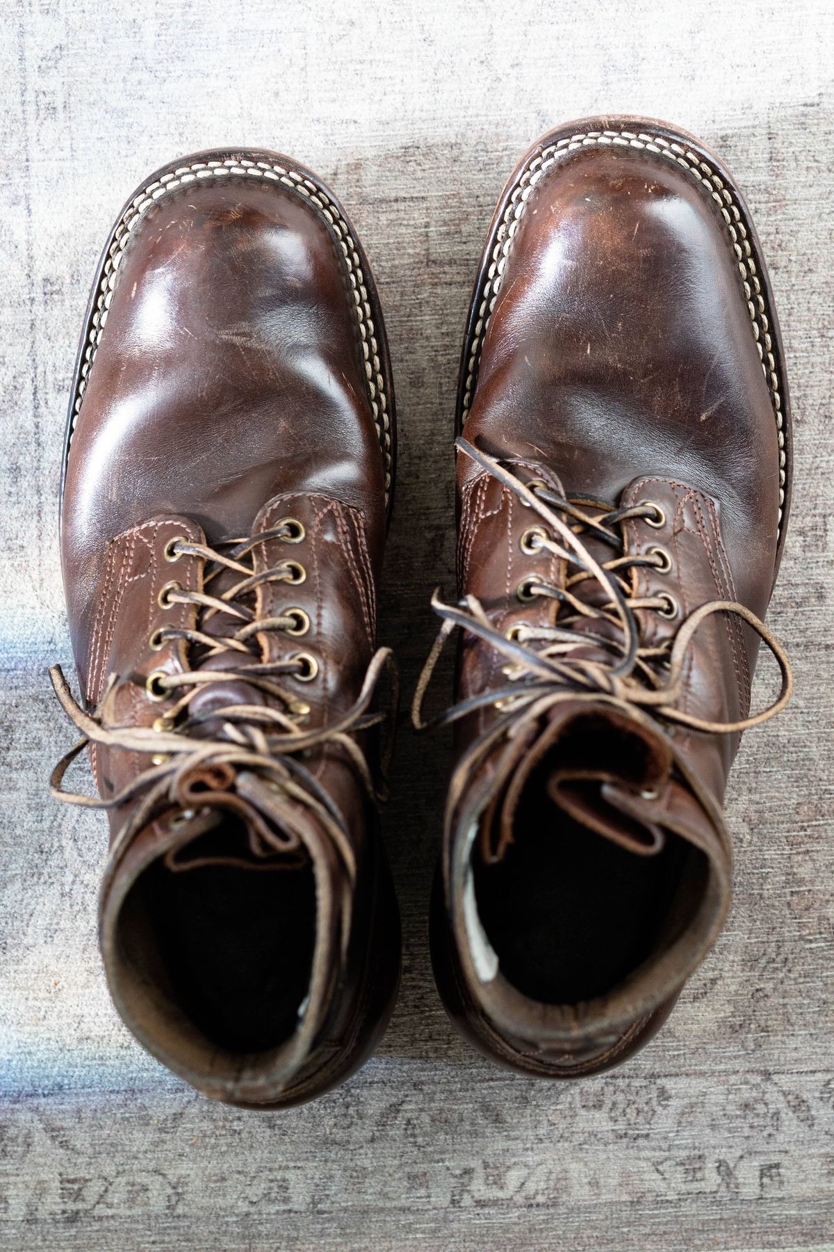 Photo by varnu on February 1, 2023 of the Nicks Robert in Horween Brown Chromexcel.