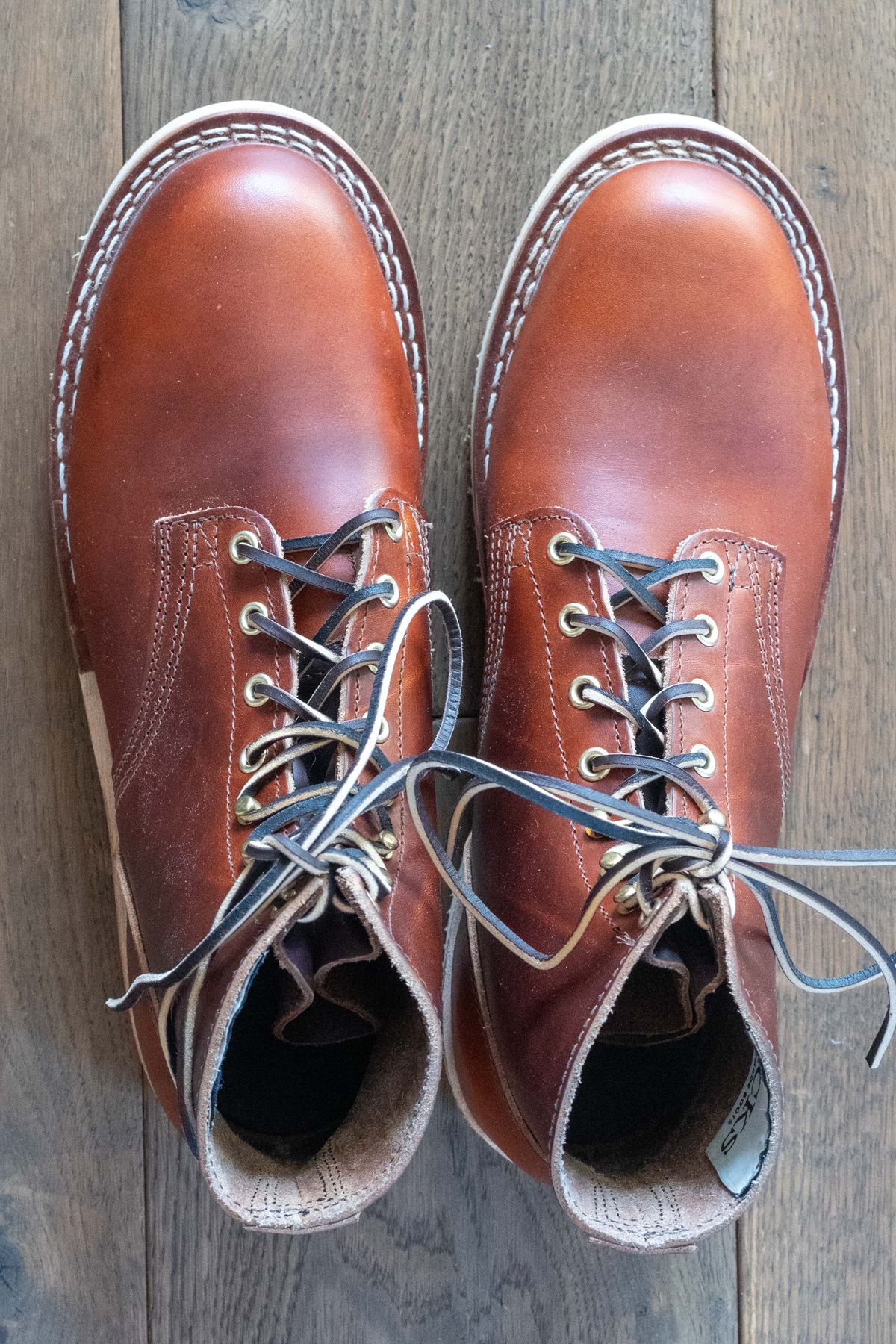 Photo by varnu on October 1, 2023 of the Nicks Free Range in Wickett & Craig Tan Oiled Latigo.