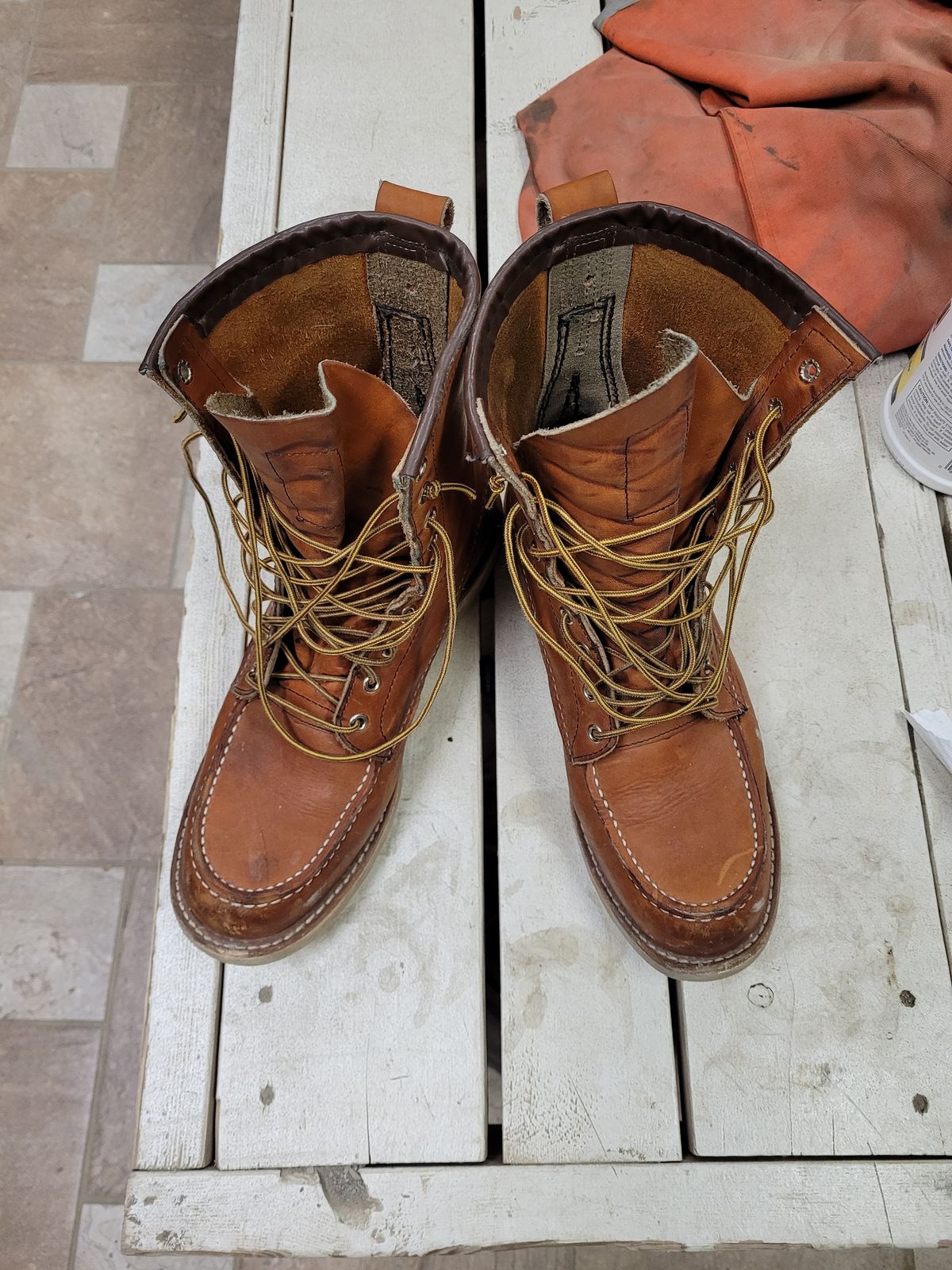 Photo by hicksmat on December 5, 2022 of the Red Wing 8-Inch Classic Moc in S.B. Foot Oro Legacy.