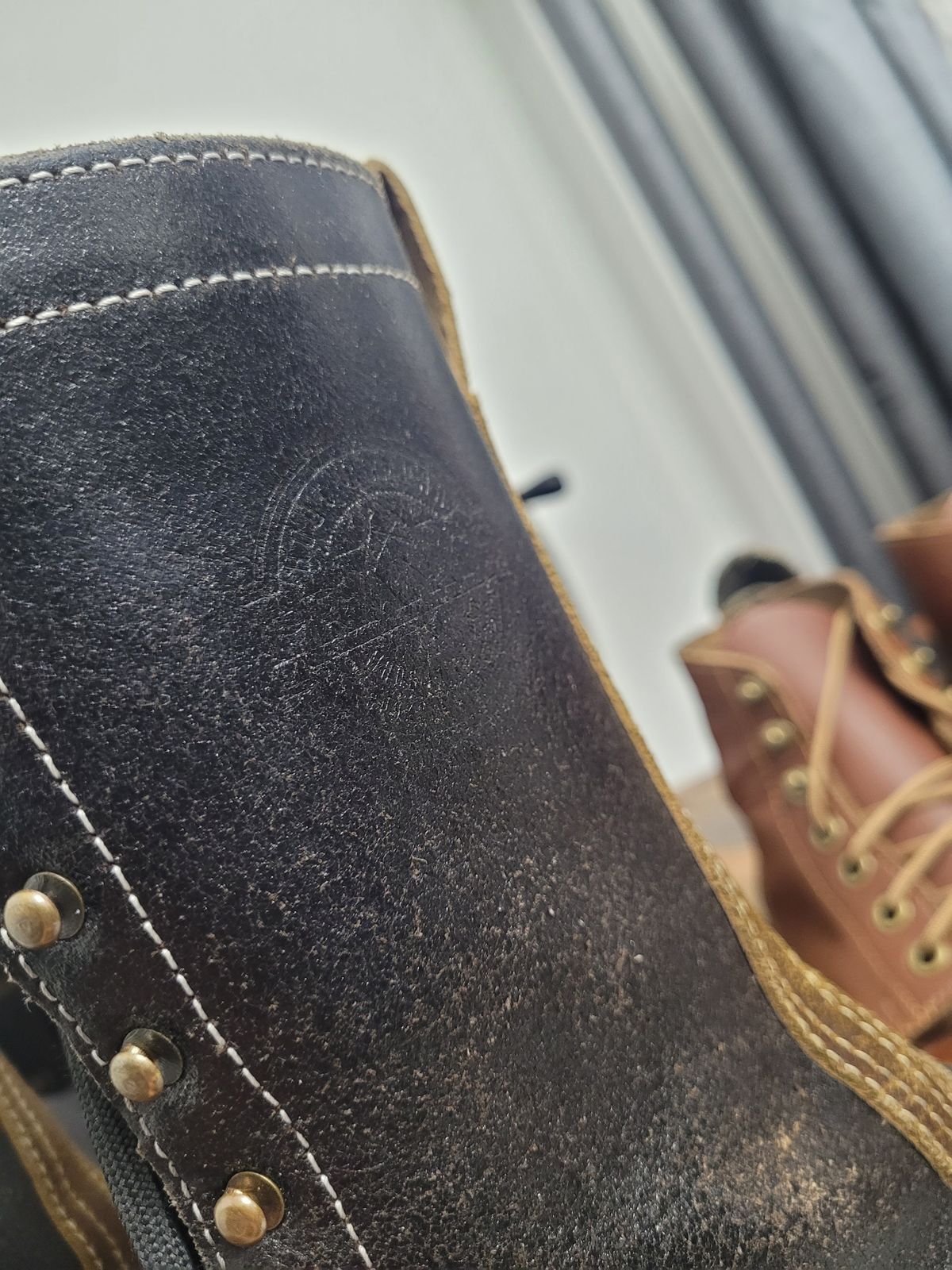 Photo by Schmittworks on November 19, 2024 of the Frank's Boots Lace-To-Toe in Horween Black Waxed Flesh & Horween Cinnamon Waxed Flesh.