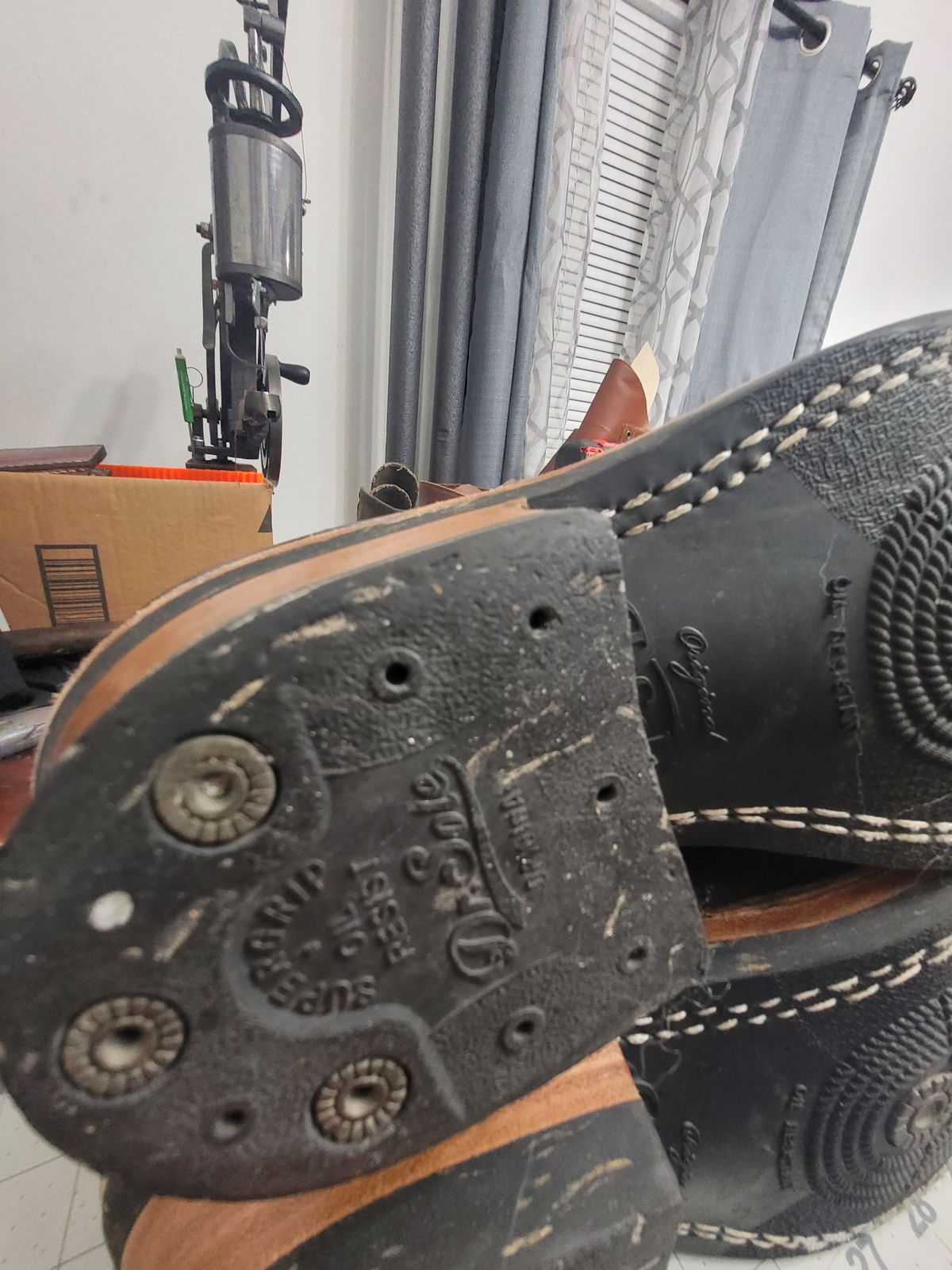 Photo by Schmittworks on November 19, 2024 of the Frank's Boots Lace-To-Toe in Horween Black Waxed Flesh & Horween Cinnamon Waxed Flesh.