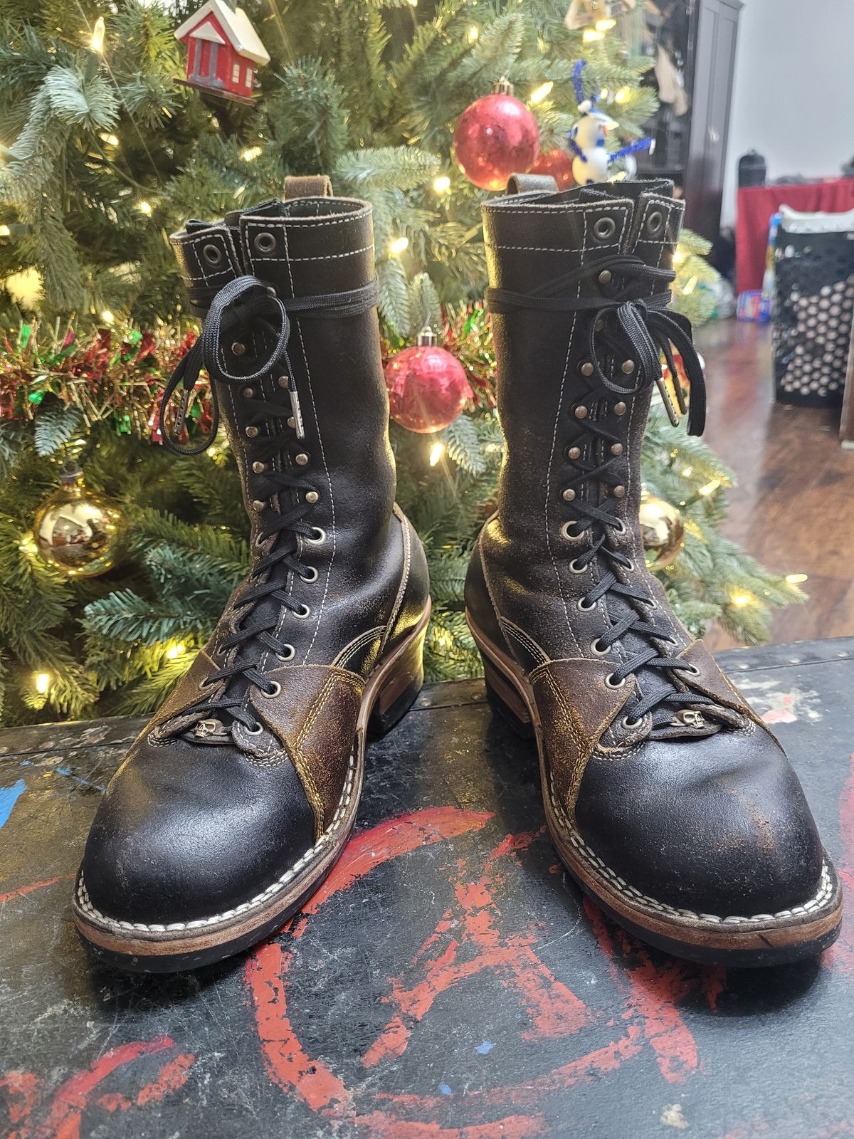 Photo by Schmittworks on December 20, 2024 of the Frank's Boots Lace-To-Toe in Horween Black Waxed Flesh & Horween Cinnamon Waxed Flesh.