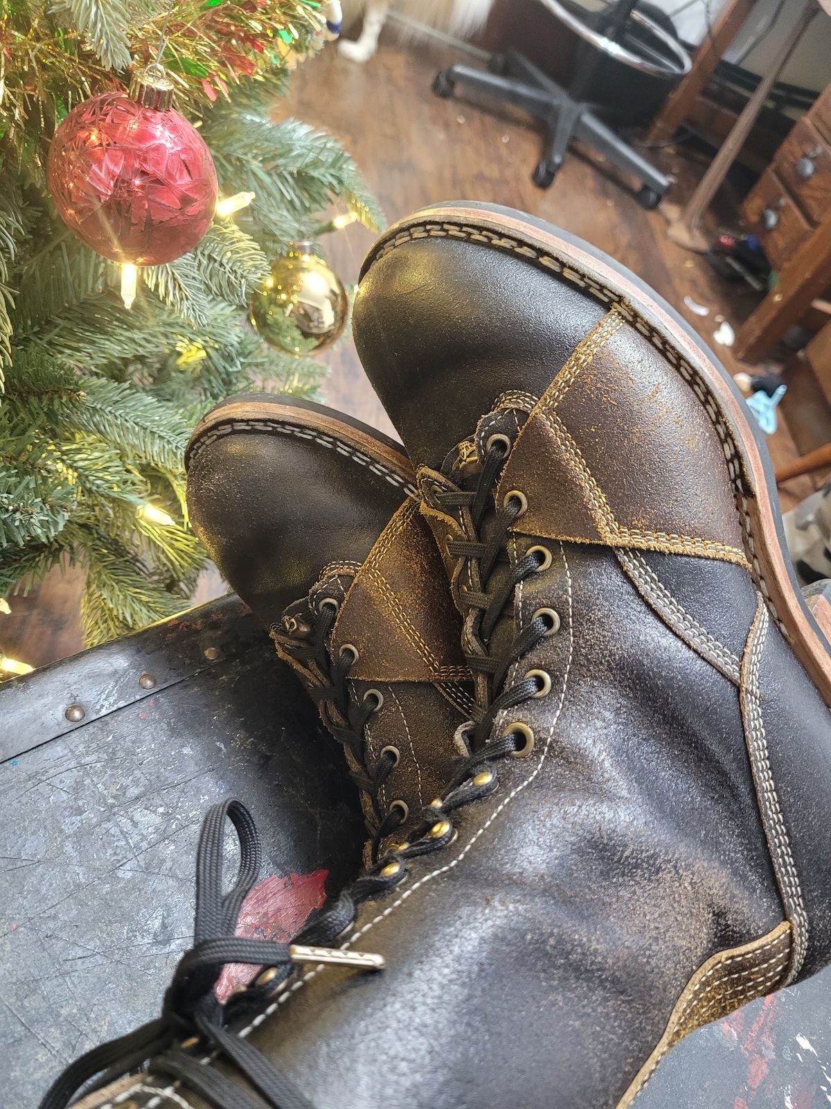 Photo by Schmittworks on December 20, 2024 of the Frank's Boots Lace-To-Toe in Horween Black Waxed Flesh & Horween Cinnamon Waxed Flesh.