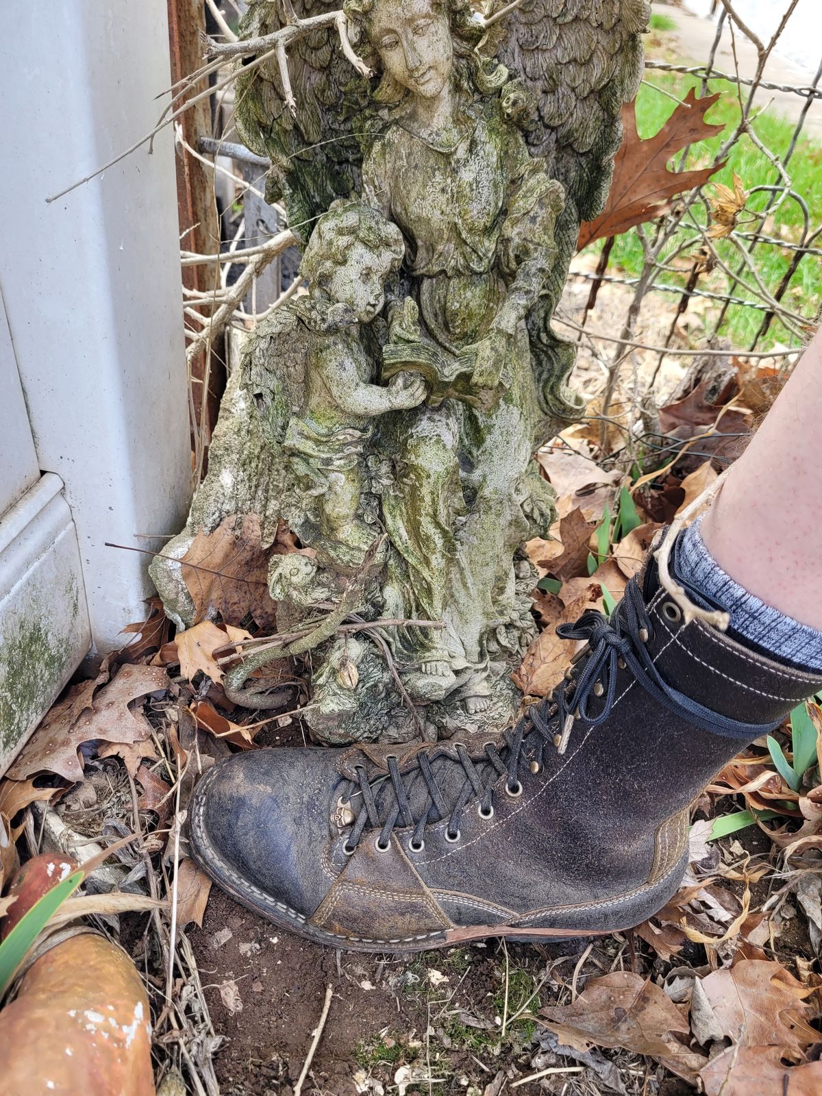 Photo by Schmittworks on March 29, 2025 of the Frank's Boots Lace-To-Toe in Horween Black Waxed Flesh & Horween Cinnamon Waxed Flesh.