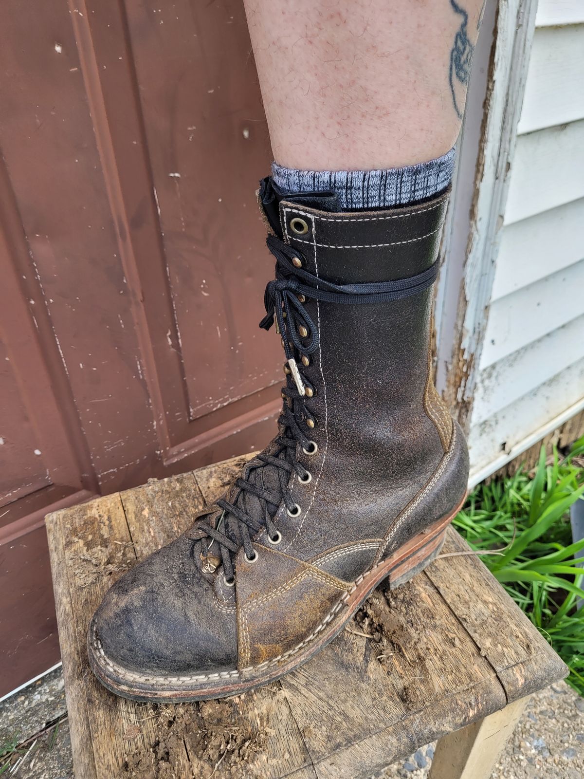 Photo by Schmittworks on March 29, 2025 of the Frank's Boots Lace-To-Toe in Horween Black Waxed Flesh & Horween Cinnamon Waxed Flesh.