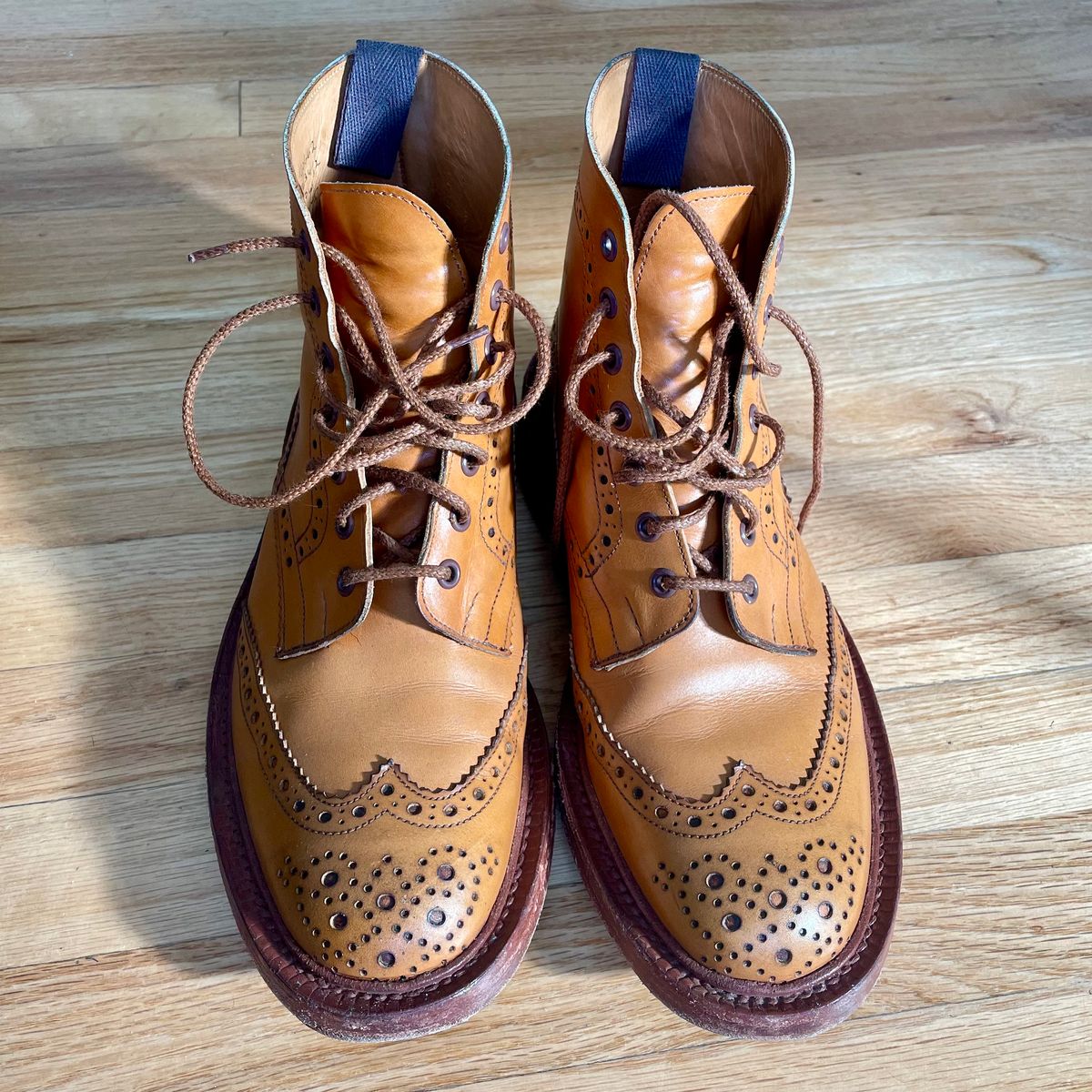 Photo by leumas on March 8, 2023 of the Tricker's Stow Country Boot in Acorn Antique.