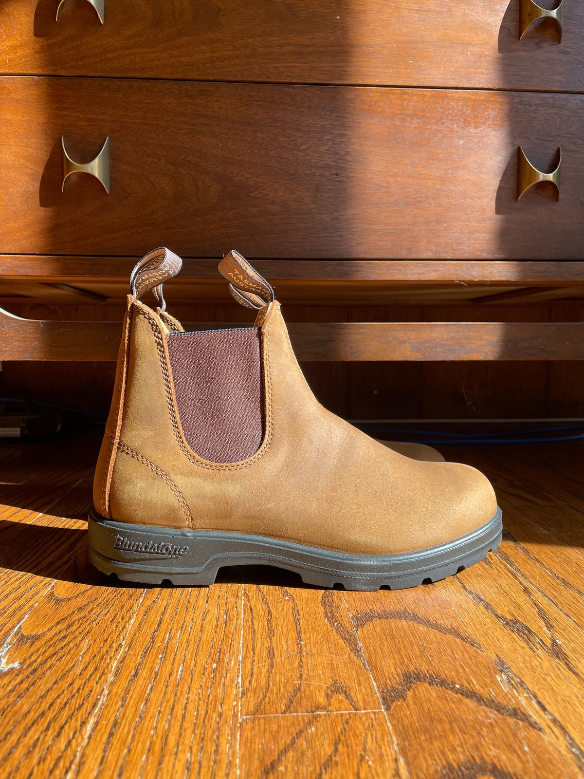 Photo by sarquat on October 1, 2023 of the Blundstone Classic in Saddle Brown Crazy Horse.