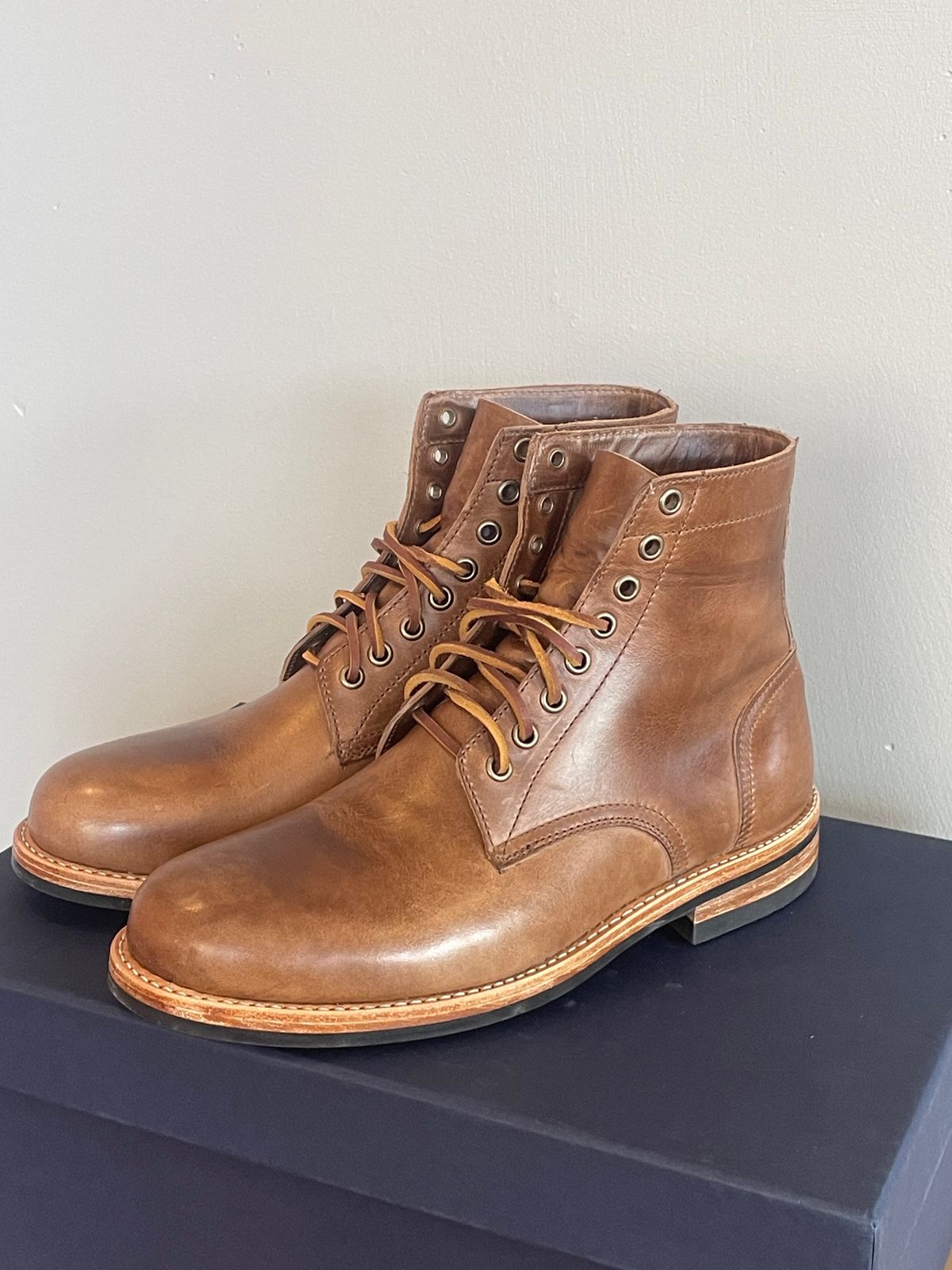 Photo by SharkBaitHooHaHA on September 30, 2023 of the Oak Street Bootmakers Trench Boot in Horween Natural Chromexcel.