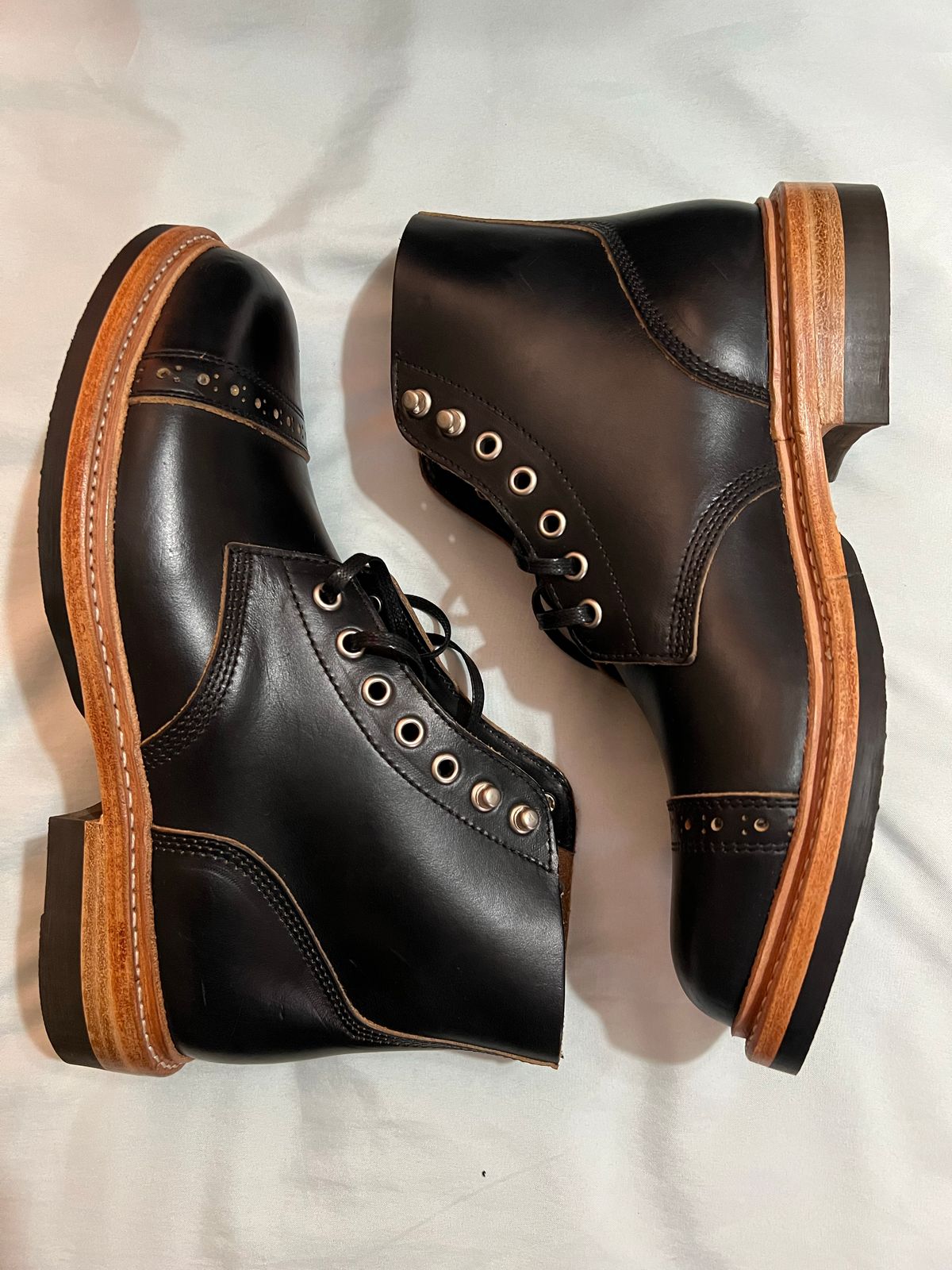 Photo by Ferachi on October 1, 2022 of the Oak Street Bootmakers Field Boot in Horween Black Chromexcel.