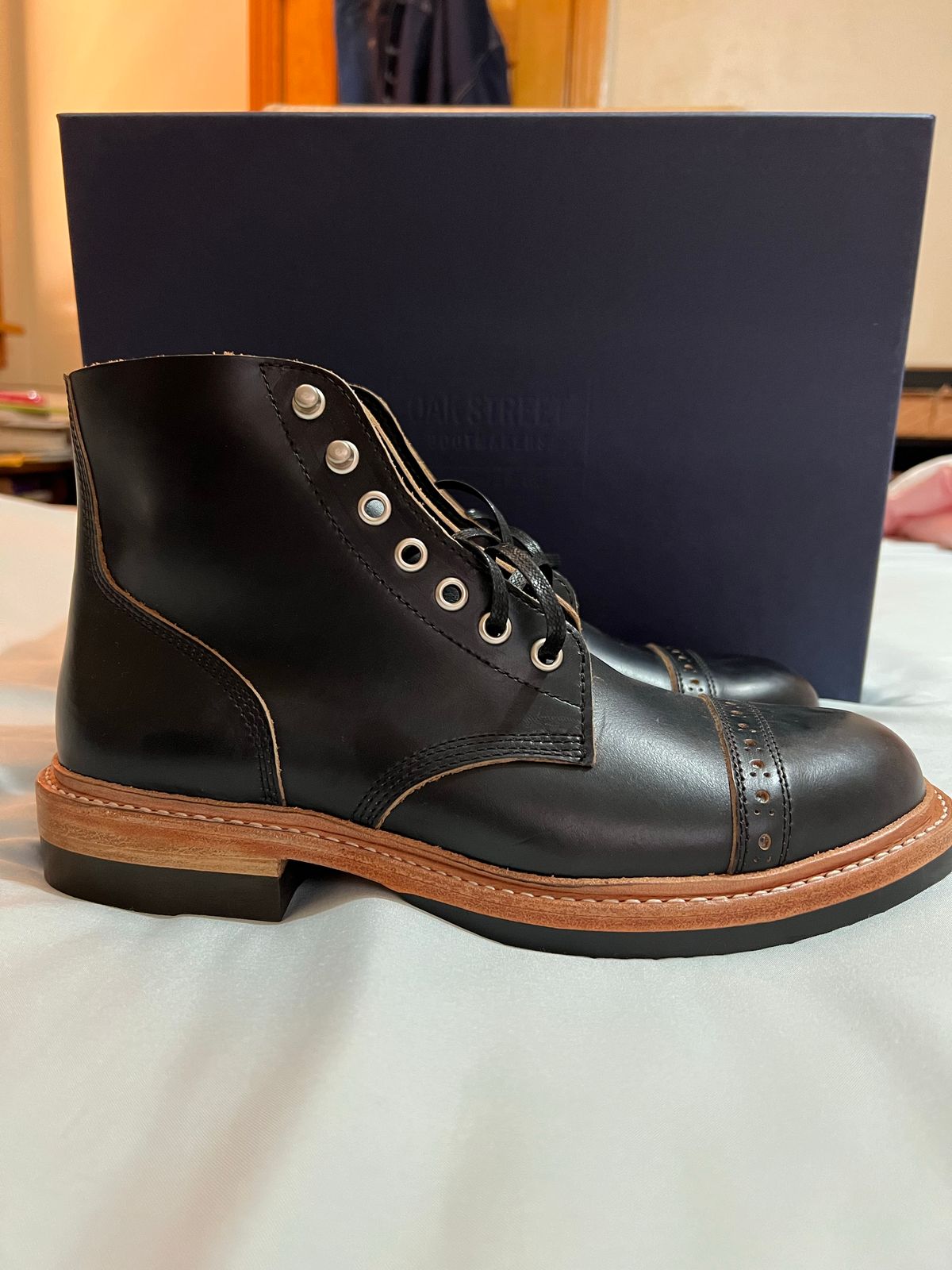Photo by Ferachi on October 1, 2022 of the Oak Street Bootmakers Field Boot in Horween Black Chromexcel.