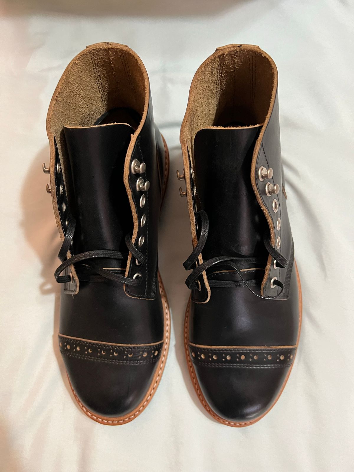 Photo by Ferachi on October 1, 2022 of the Oak Street Bootmakers Field Boot in Horween Black Chromexcel.