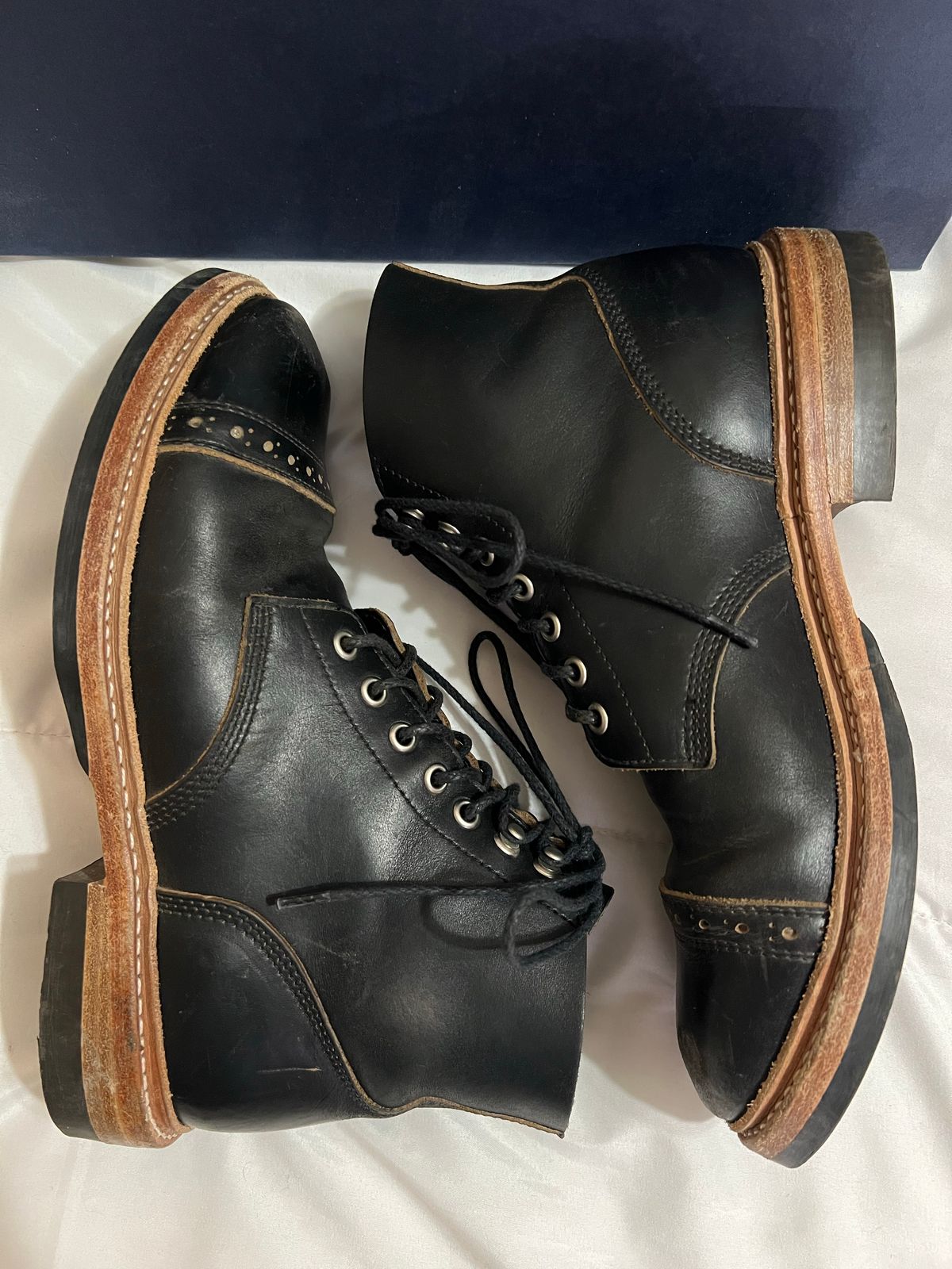 Photo by Ferachi on November 1, 2022 of the Oak Street Bootmakers Field Boot in Horween Black Chromexcel.