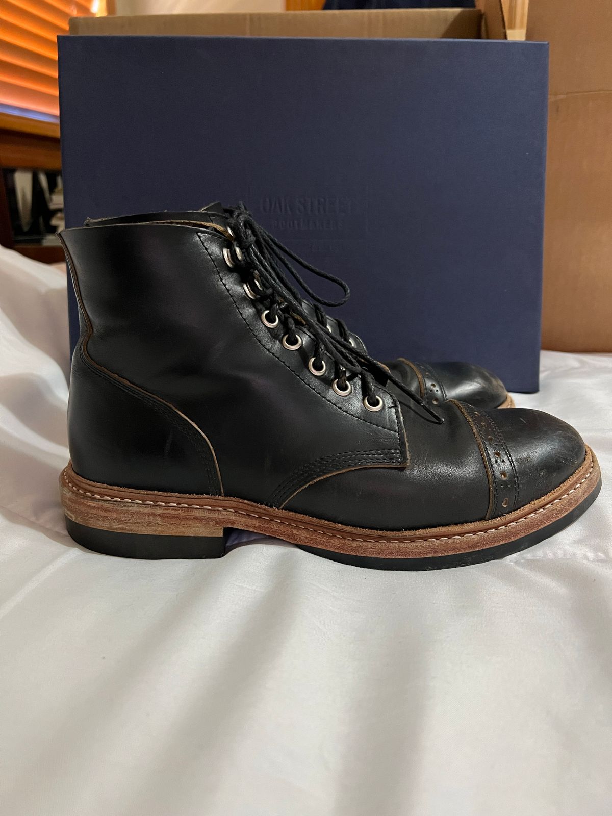 Photo by Ferachi on November 1, 2022 of the Oak Street Bootmakers Field Boot in Horween Black Chromexcel.