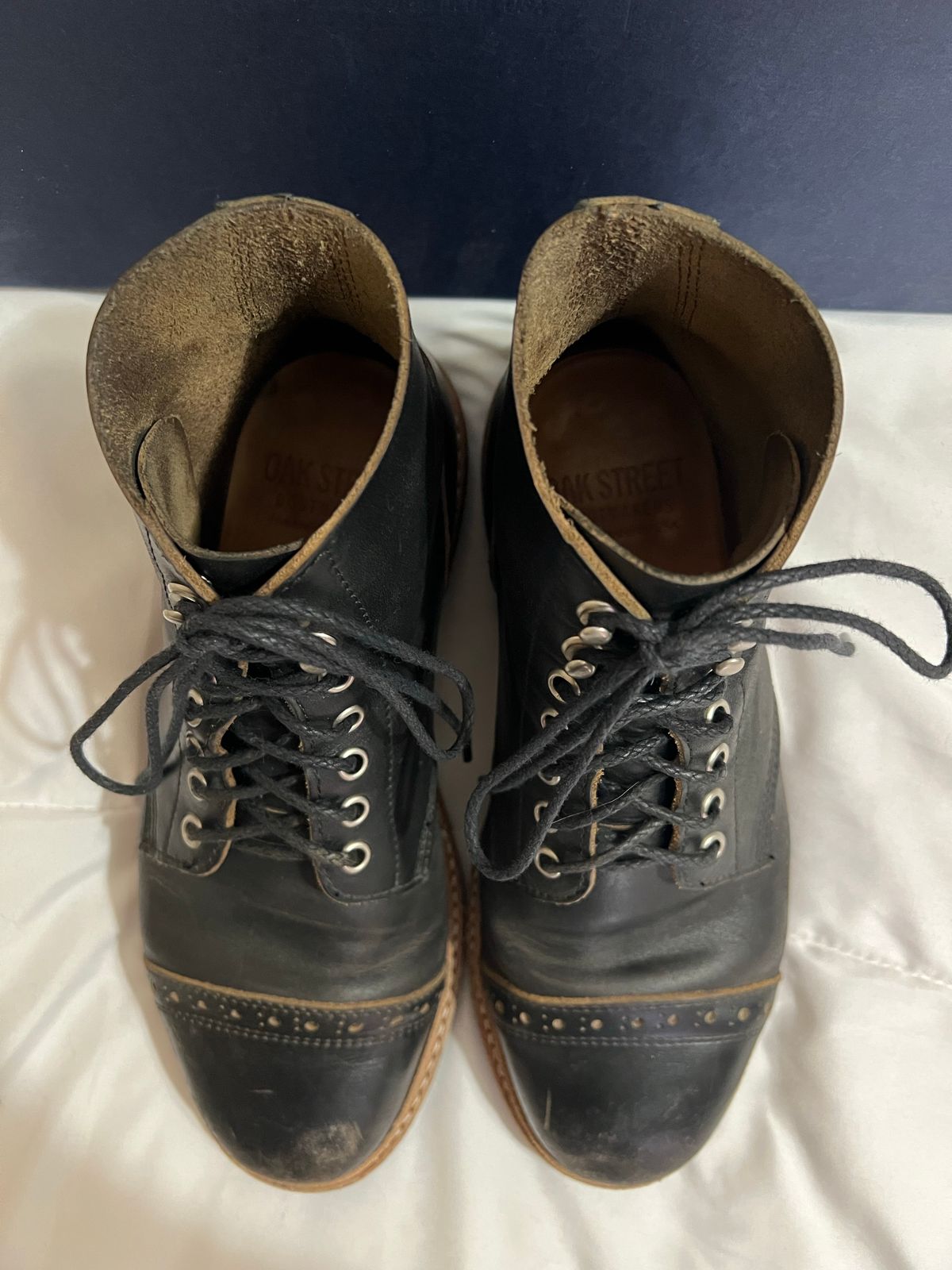 Photo by Ferachi on November 1, 2022 of the Oak Street Bootmakers Field Boot in Horween Black Chromexcel.
