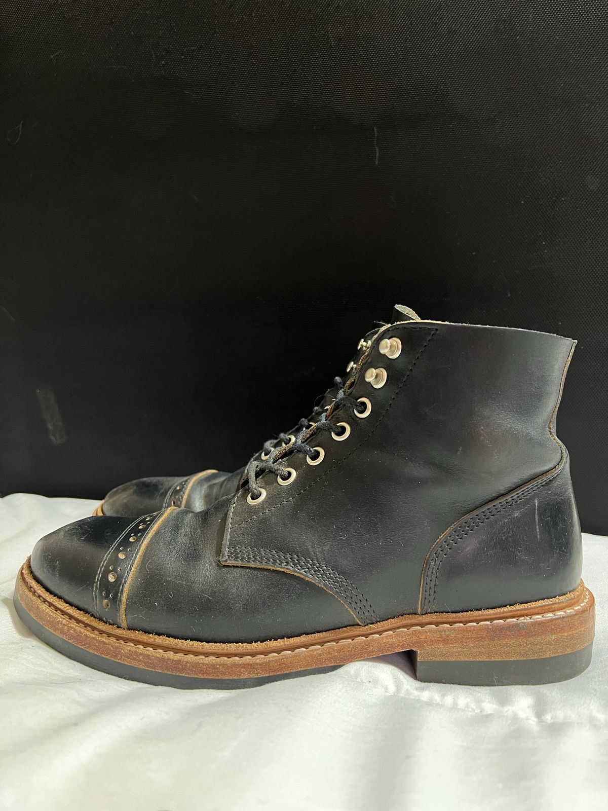 Photo by Ferachi on December 4, 2022 of the Oak Street Bootmakers Field Boot in Horween Black Chromexcel.