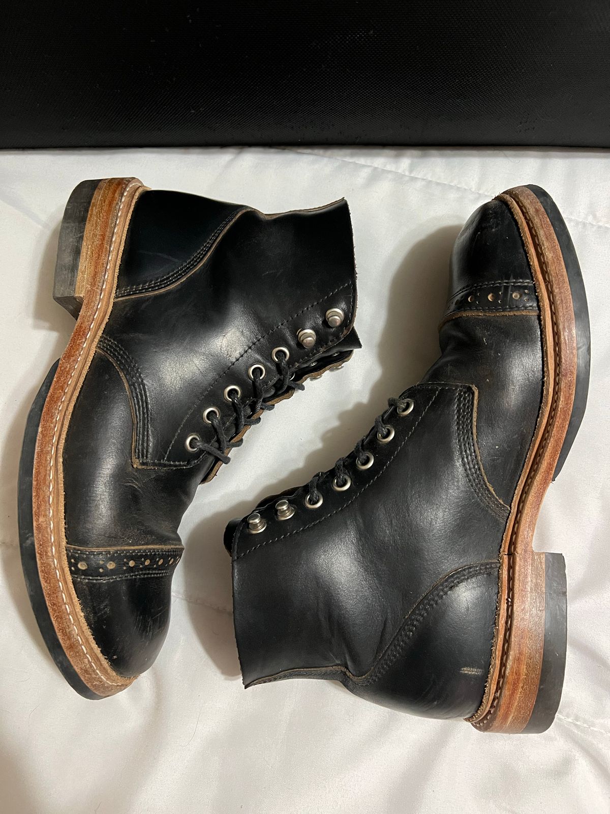 Photo by Ferachi on December 4, 2022 of the Oak Street Bootmakers Field Boot in Horween Black Chromexcel.