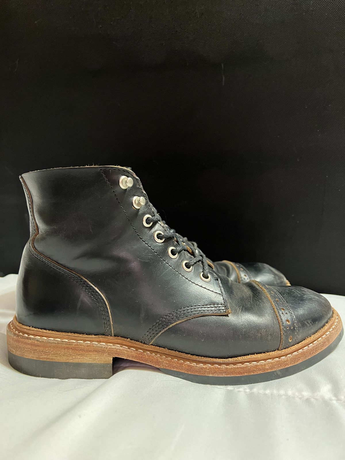 Photo by Ferachi on December 4, 2022 of the Oak Street Bootmakers Field Boot in Horween Black Chromexcel.