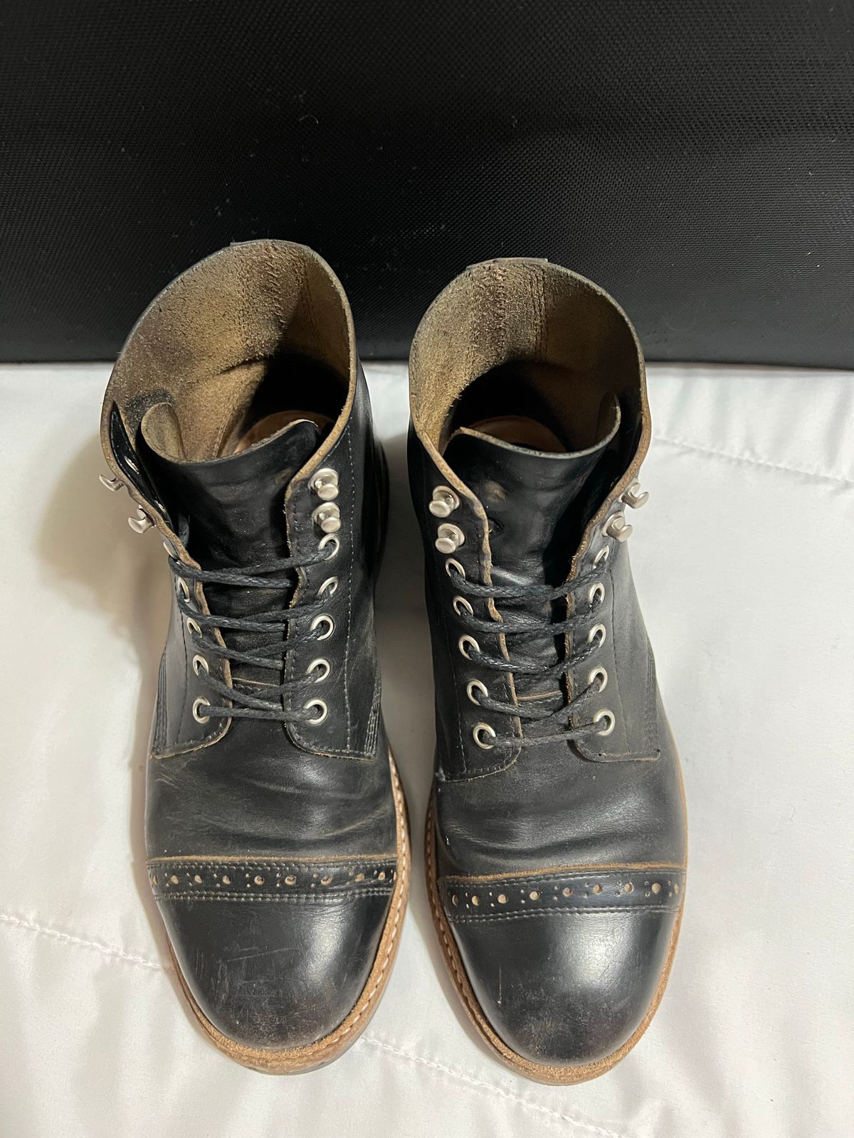 Photo by Ferachi on December 4, 2022 of the Oak Street Bootmakers Field Boot in Horween Black Chromexcel.