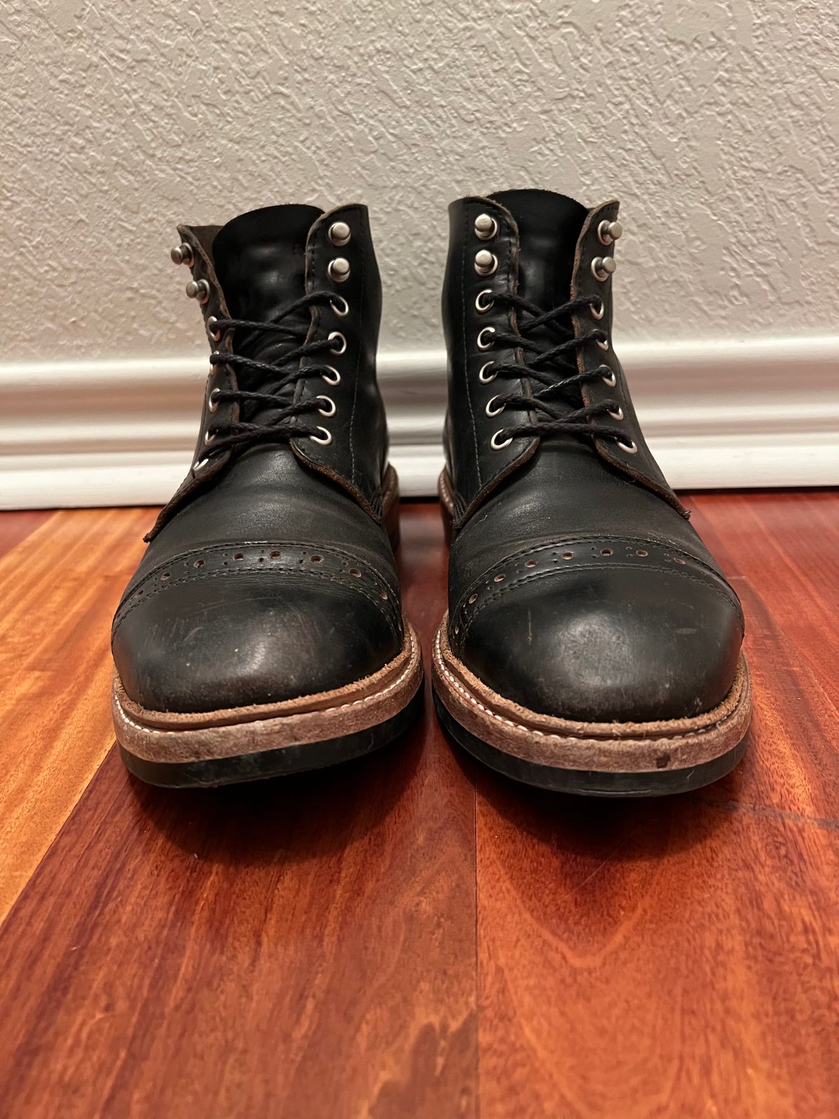 Photo by Ferachi on January 6, 2023 of the Oak Street Bootmakers Field Boot in Horween Black Chromexcel.