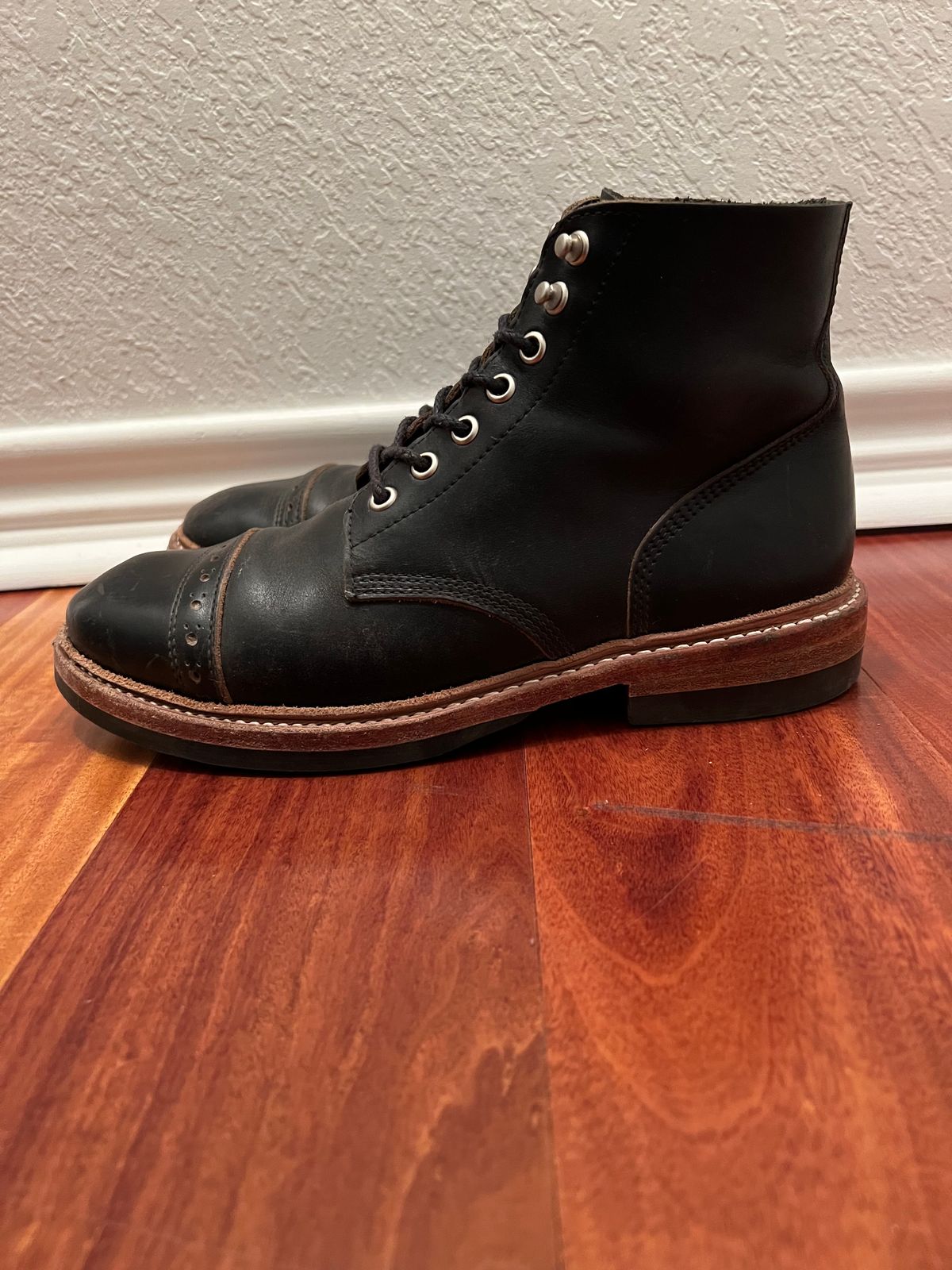Photo by Ferachi on January 6, 2023 of the Oak Street Bootmakers Field Boot in Horween Black Chromexcel.