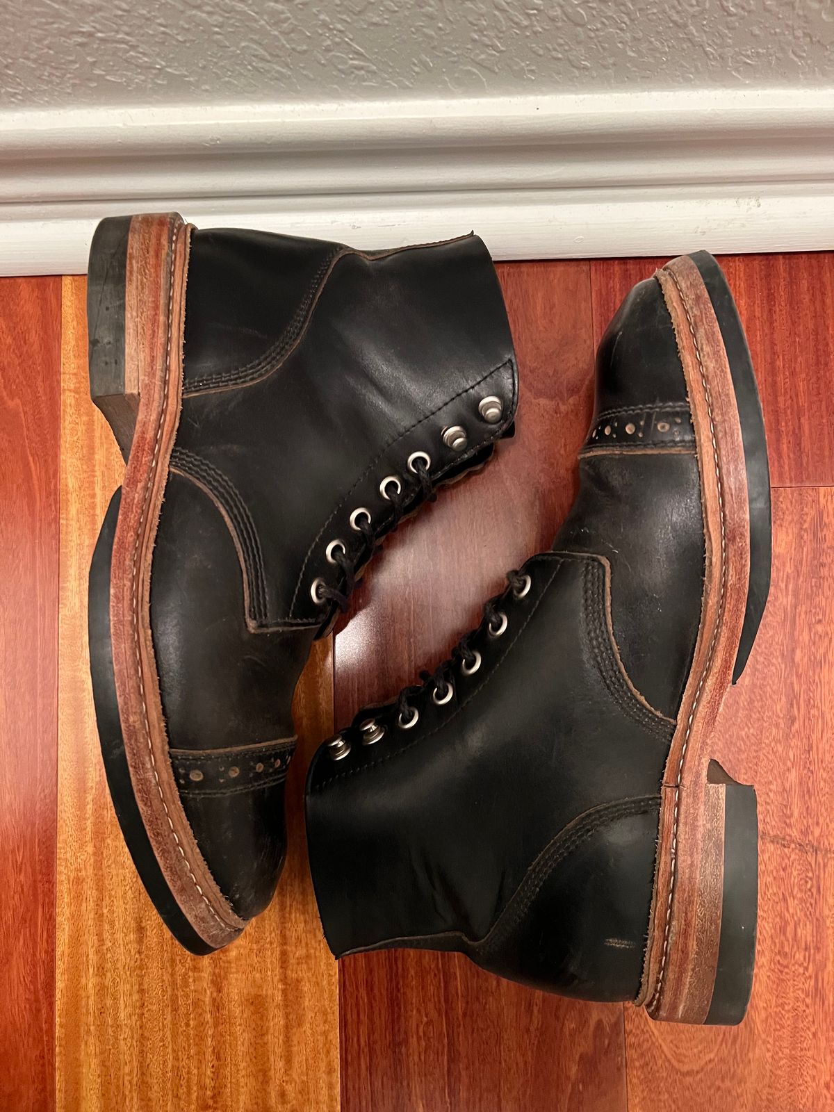 Photo by Ferachi on January 6, 2023 of the Oak Street Bootmakers Field Boot in Horween Black Chromexcel.